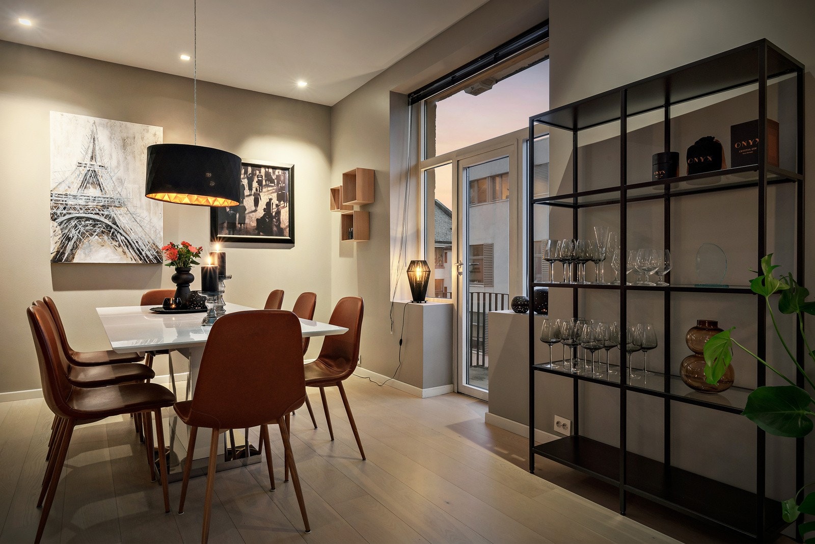 Det er god plass til større spisegruppe ved utgangen til balkongen. Galleribilde