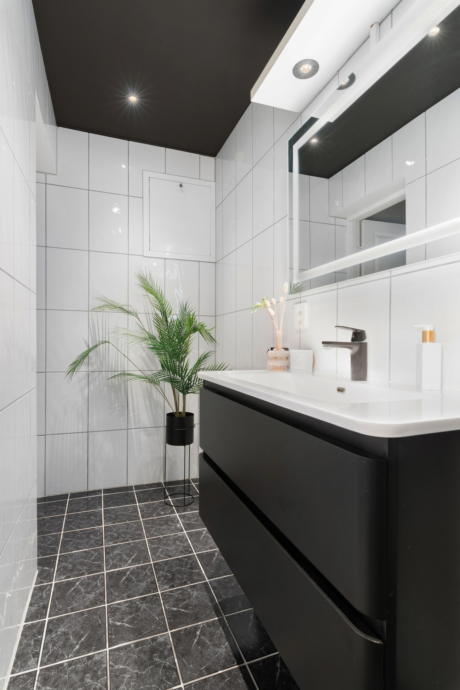 Her får man tiltalende overflater, dusjnisje med glassdør, fin innredning og spotter i himling. Galleribilde