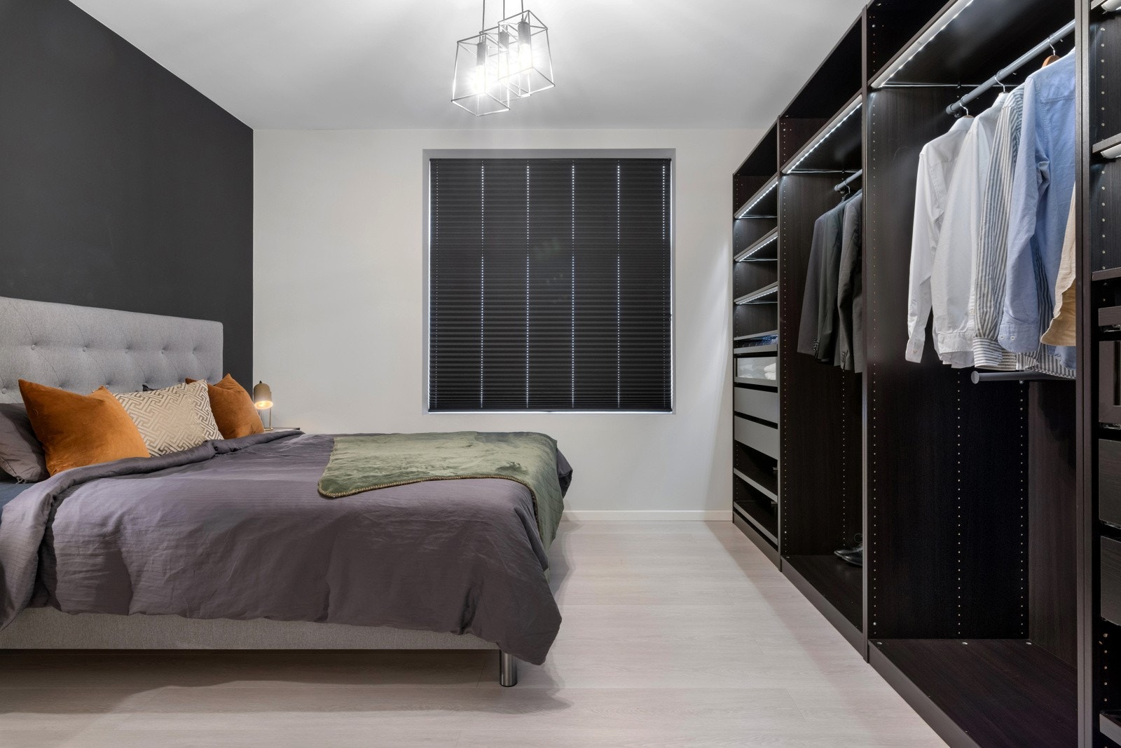 På hovedsoverommet er det god plass til å innrede med ønsket sengestørrelse og garderobeskapet sikrer deg rikelig med plass til tøy. Galleribilde