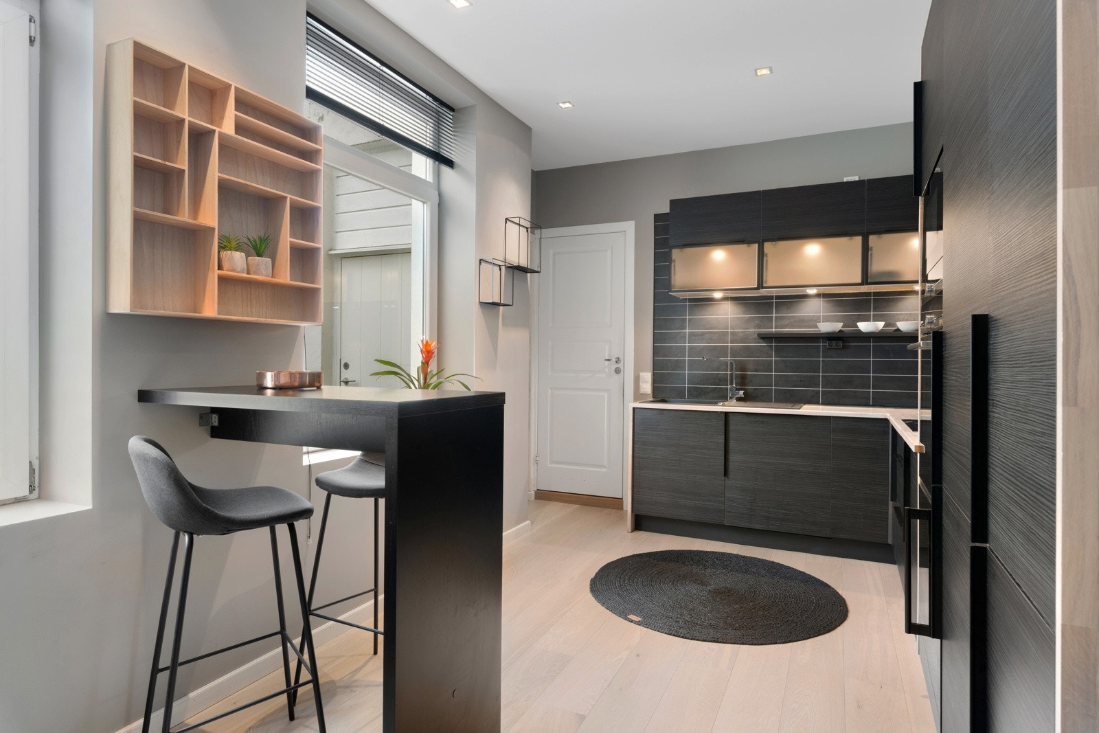 Leilighetens pene kjøkken ligger perfekt tilbaketrukket fra stuen. Galleribilde