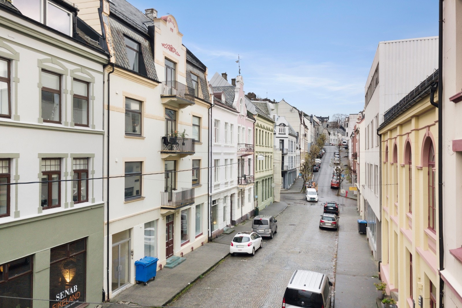 Dette er en flott 3-romsleilighet beliggende i Keiser Wilhelms gate med gode løsninger, moderne kvaliteter og egen uteplass. Galleribilde