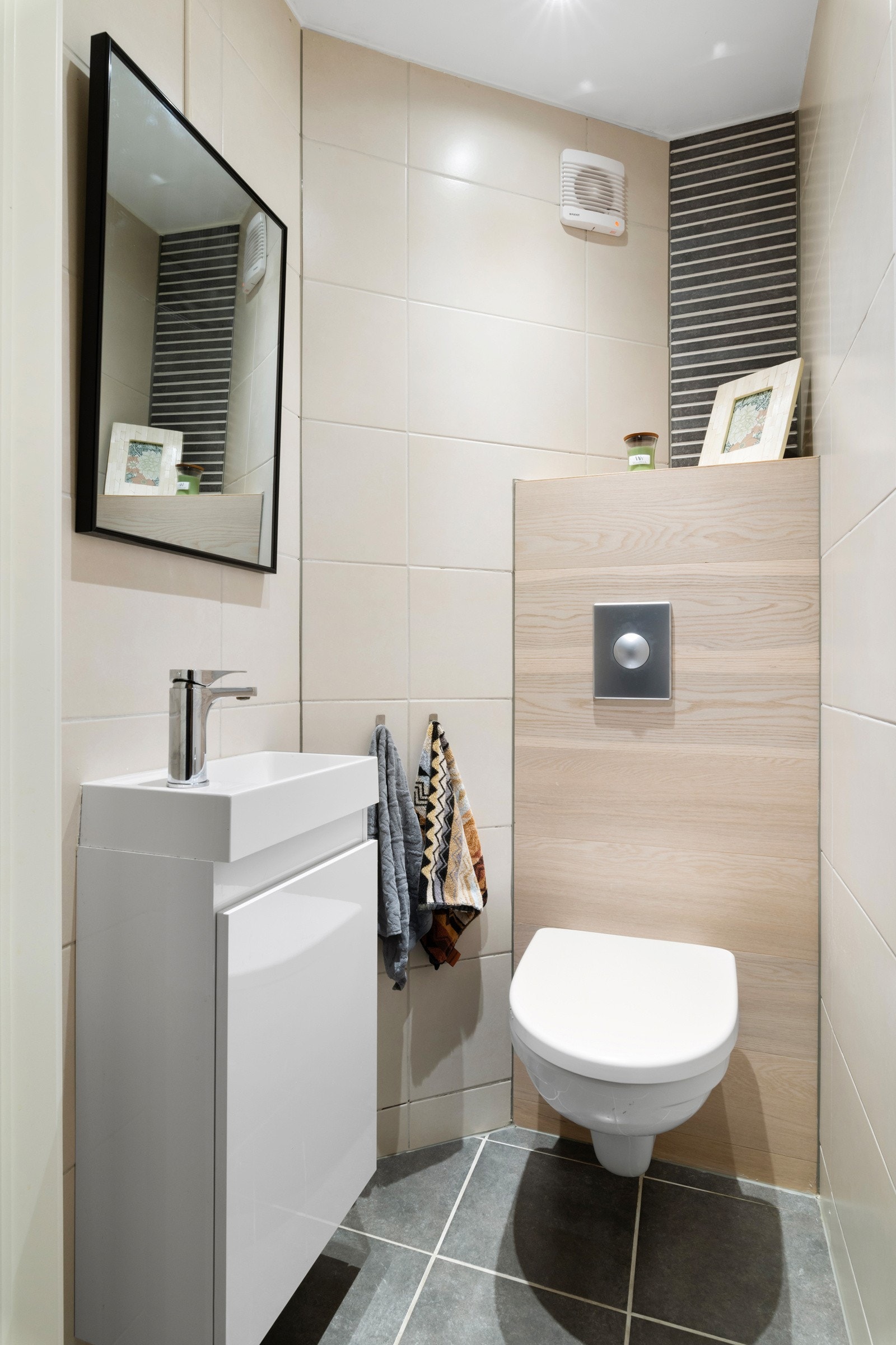 Wc-rommet er praktisk plassert i gangen, med enkel tilkomst fra alle rom i leiligheten. Galleribilde