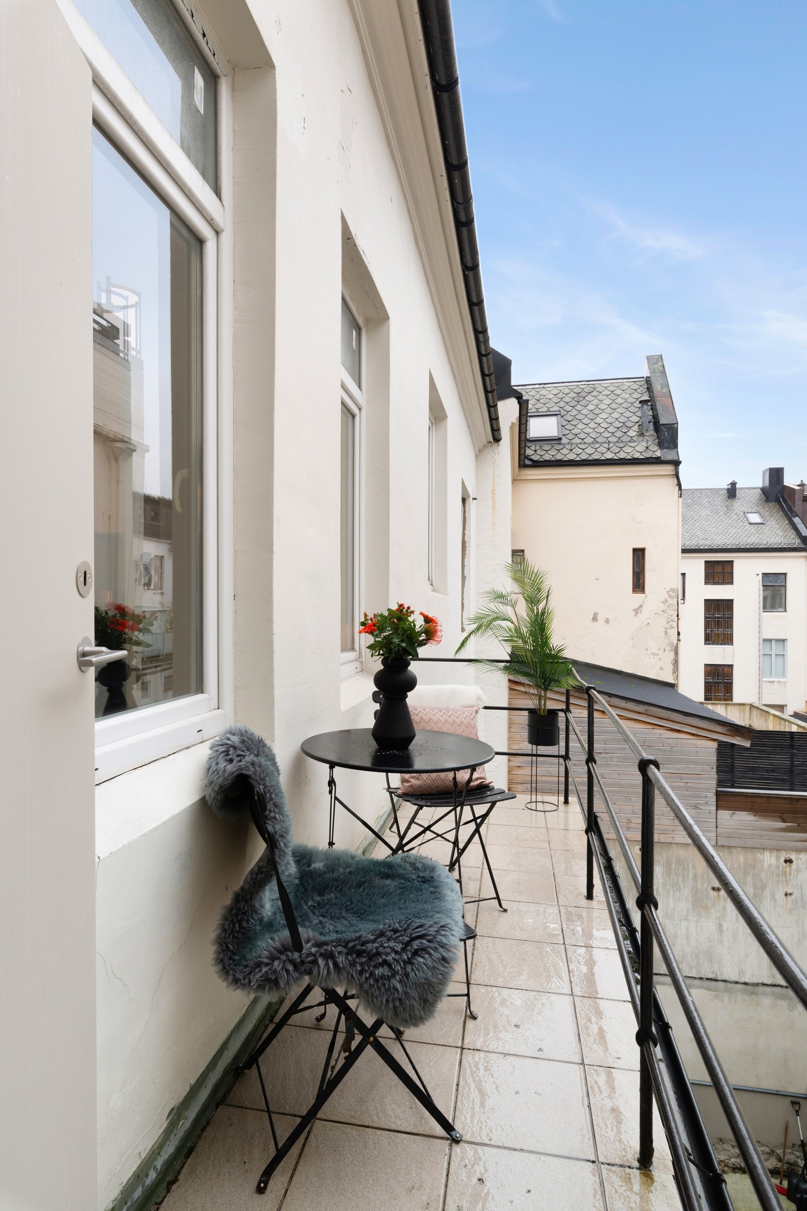 En liten luftebalkong på nordsiden av huset. Galleribilde