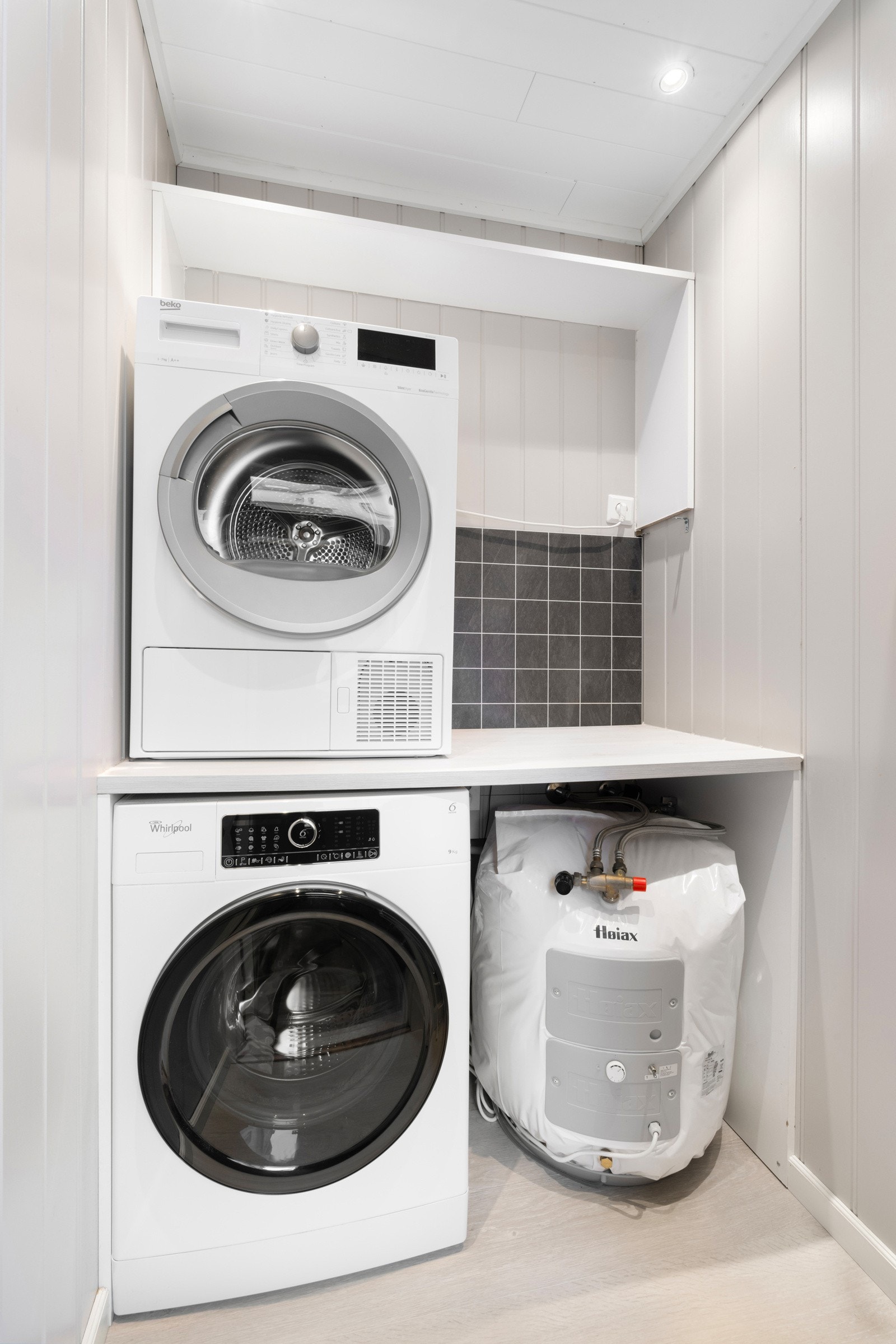 Ved baktrappen i huset disponerer også leiligheten en bod som er innredet som vaskerom. Her er det opplegg for vaskemaskin og tørketrommel. Galleribilde