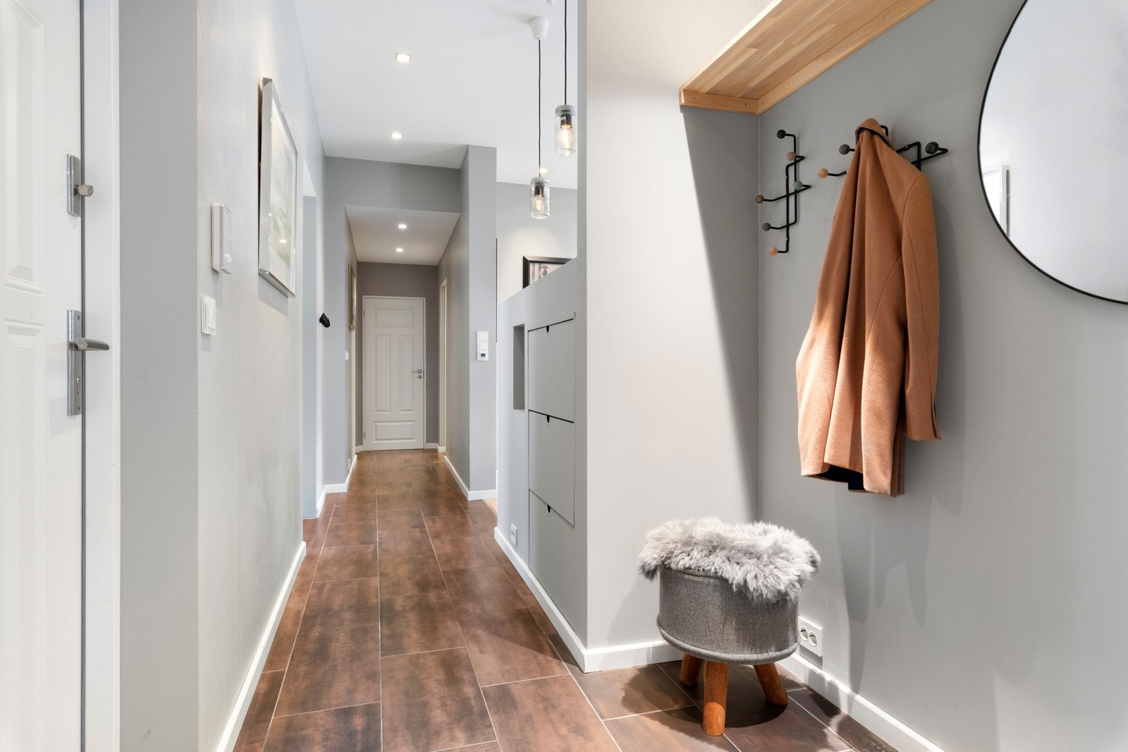 Her er det god plass til å henge fra seg yttertøyet og praktiske, plassbygde skohyller. Galleribilde