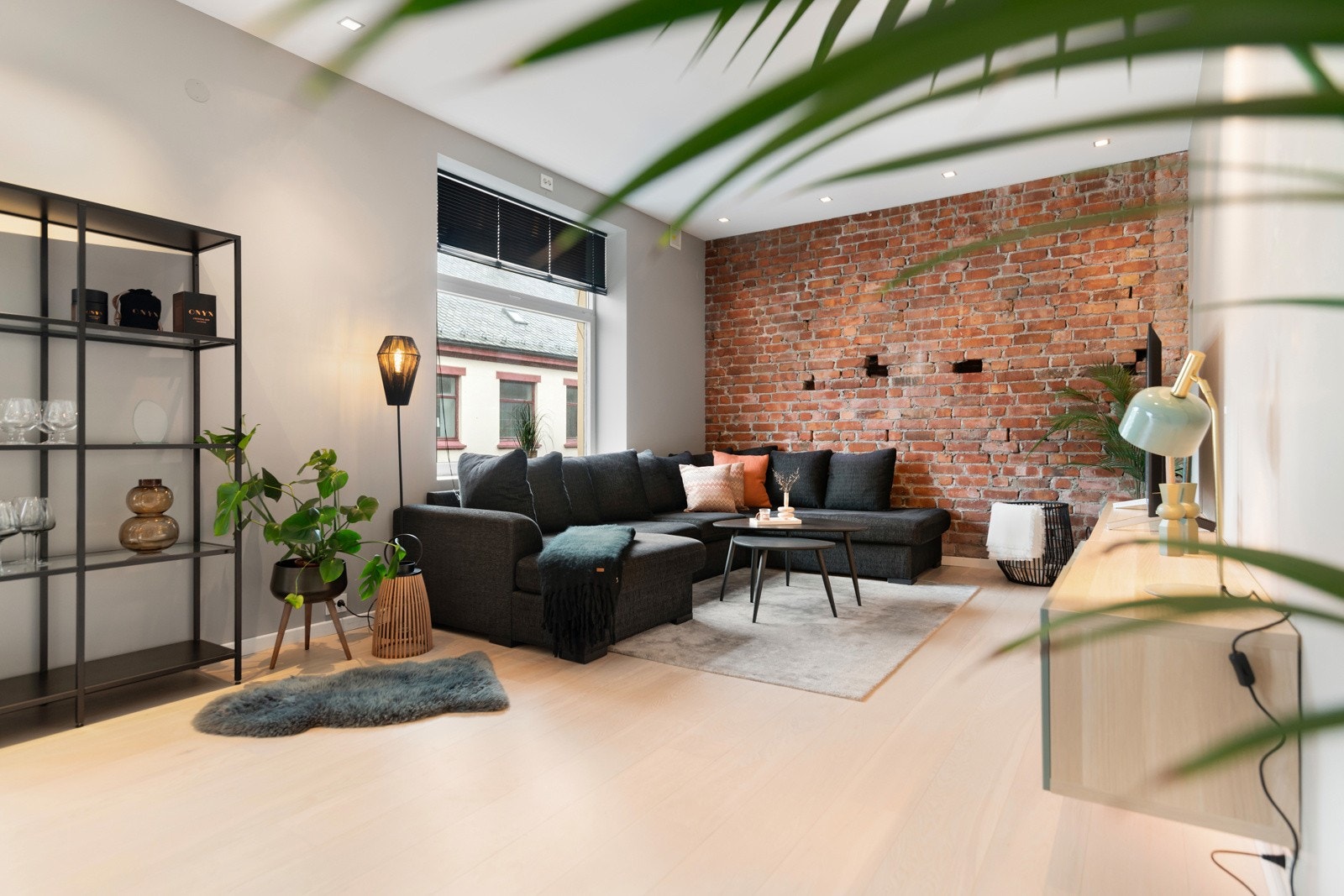 De store vindusflatene fyller rommet med naturlig lys - Galleribilde