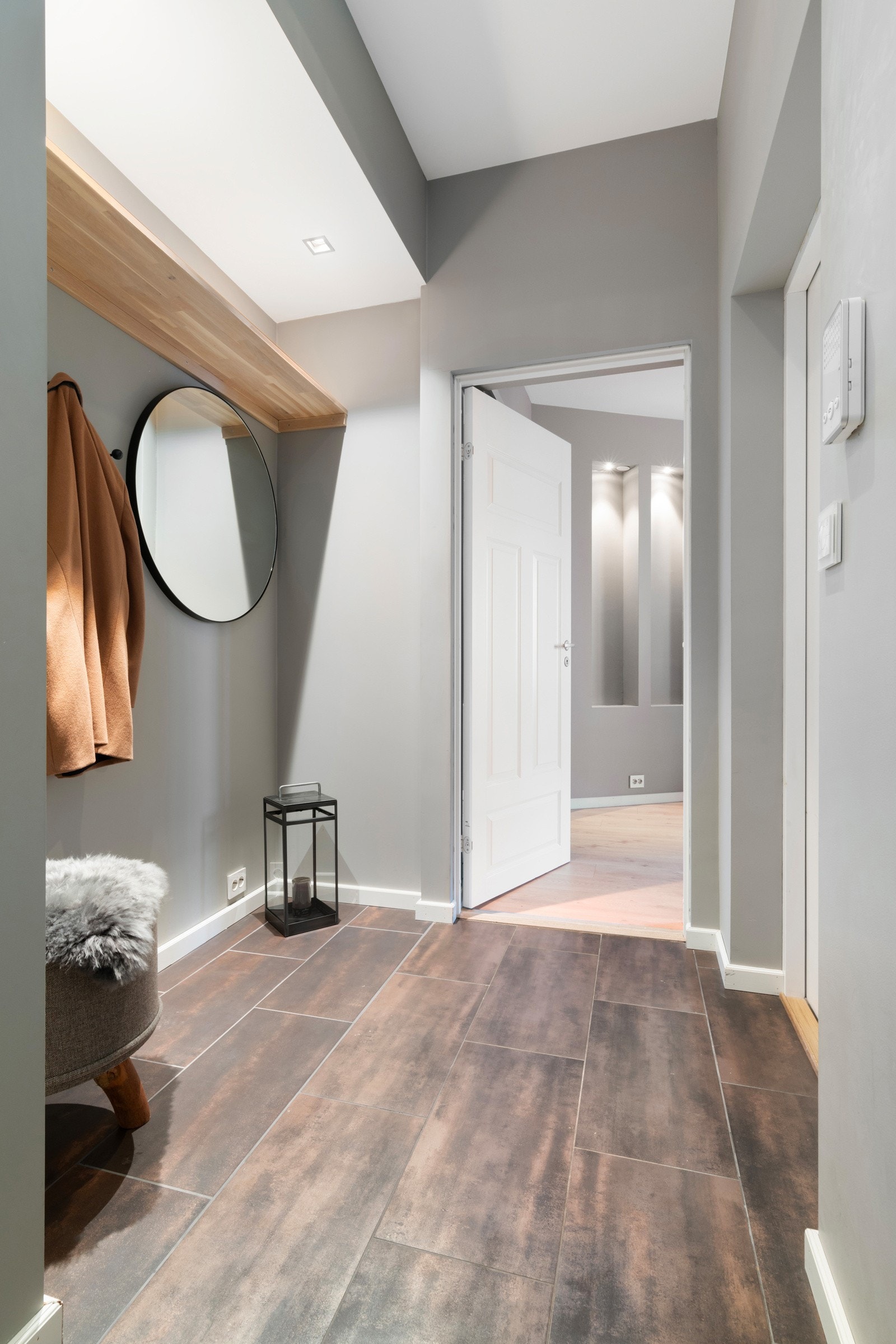 Velkommen inn! I det du trer over dørstokken blir du møtt av den romslige entréen med flislagt gulv og gulvvarme. Galleribilde