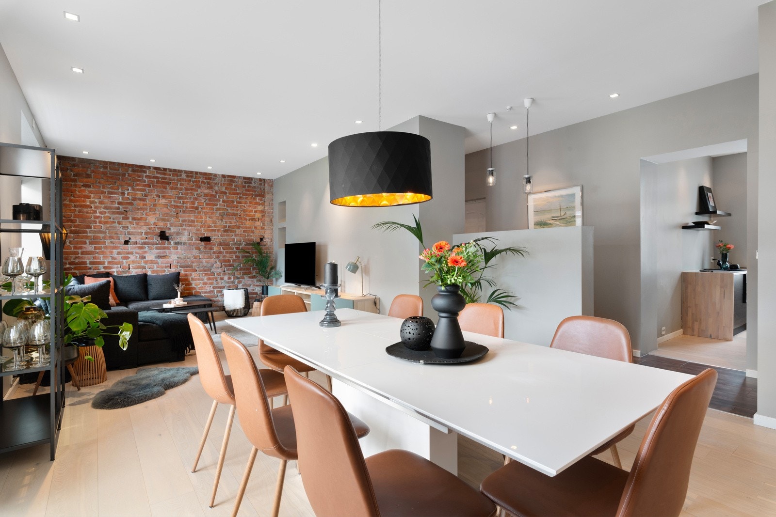 Stuen er lett å innrede, det er lyse overflater og det er downlights i himling. Galleribilde