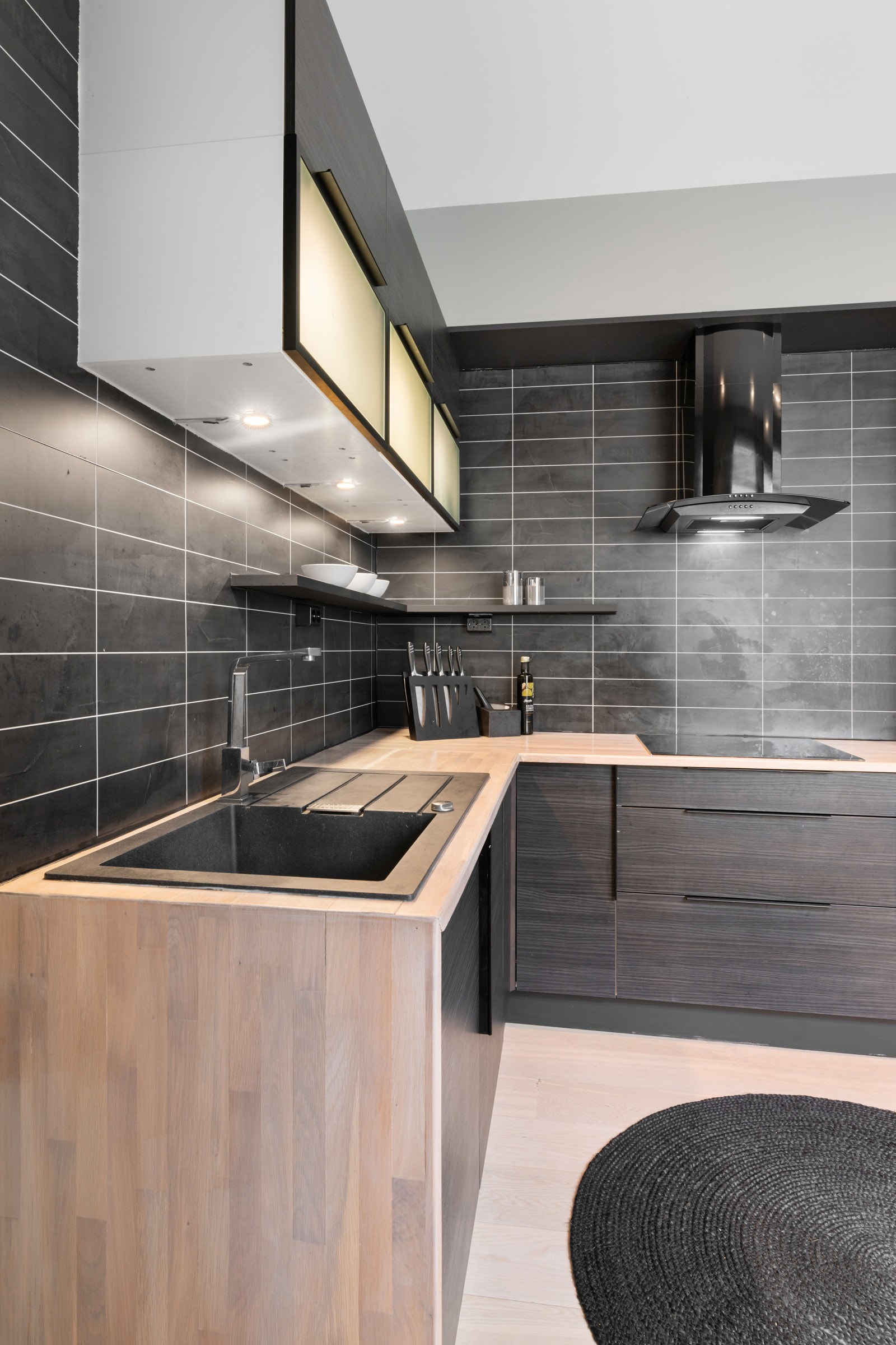 Det er godt med lagringsplass til det man måtte ha av kjøkkenutstyr i skap og skuffer, og den gode benkeplassen lar hobbykokken utfolde seg på kjøkkenet. Galleribilde