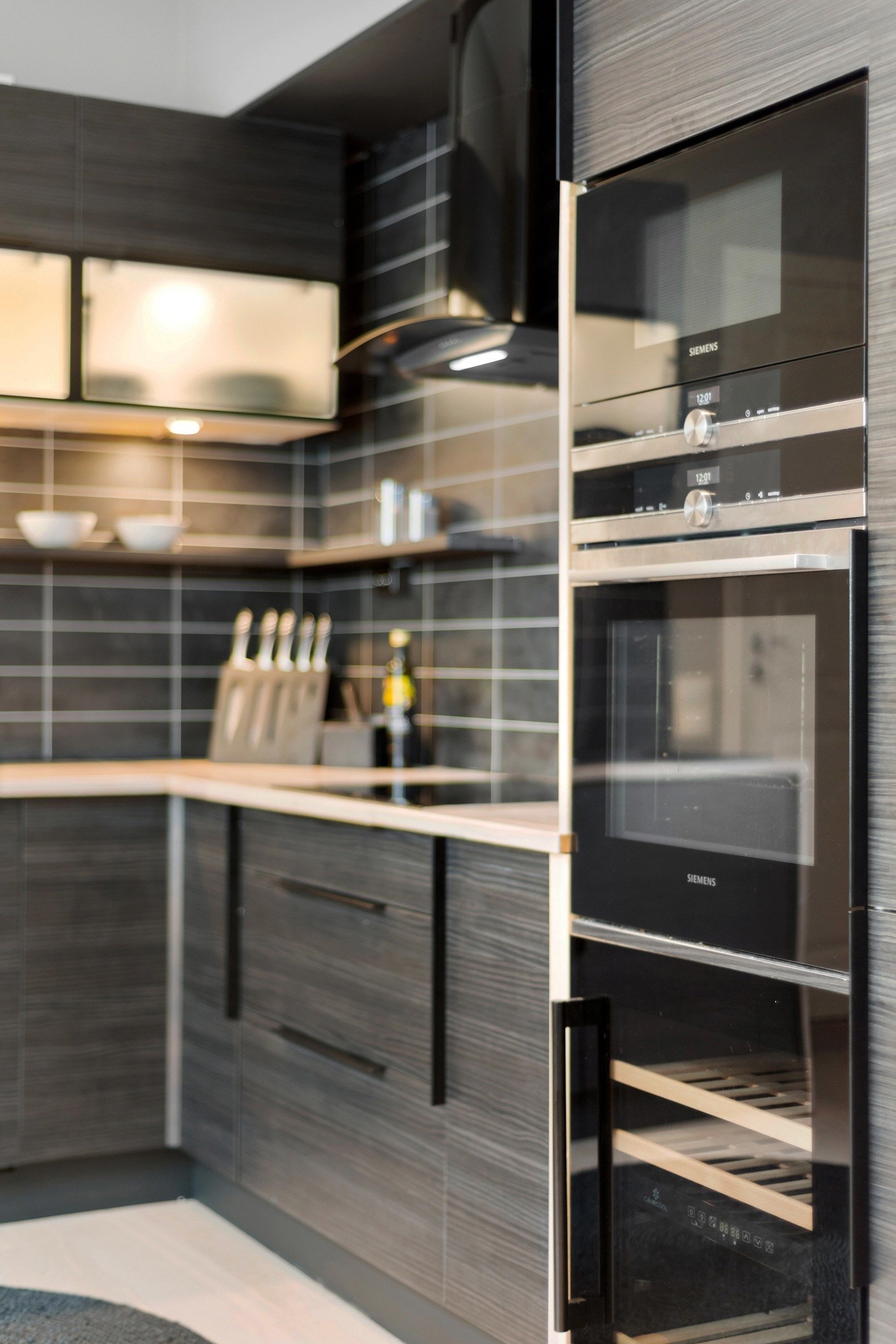 Kjøkkenet har en flott innredning med mørke fronter og lys, stavlimt benkeplate. Galleribilde