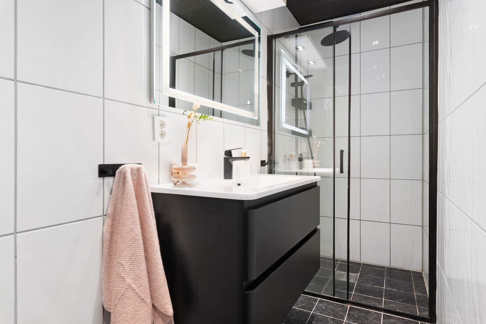 Badet er helfliset med varmekabler i gulvet. Galleribilde