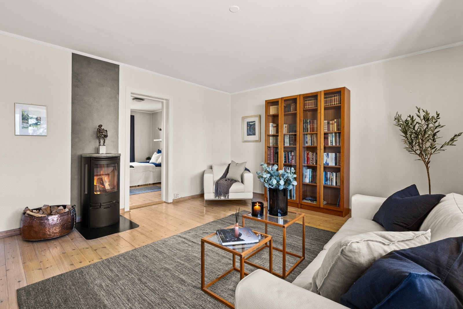 Her får du god plass til å innrede med en sofagruppe med tilhørende bord, samt spisebord og diverse skap- og hylleløsninger. Galleribilde