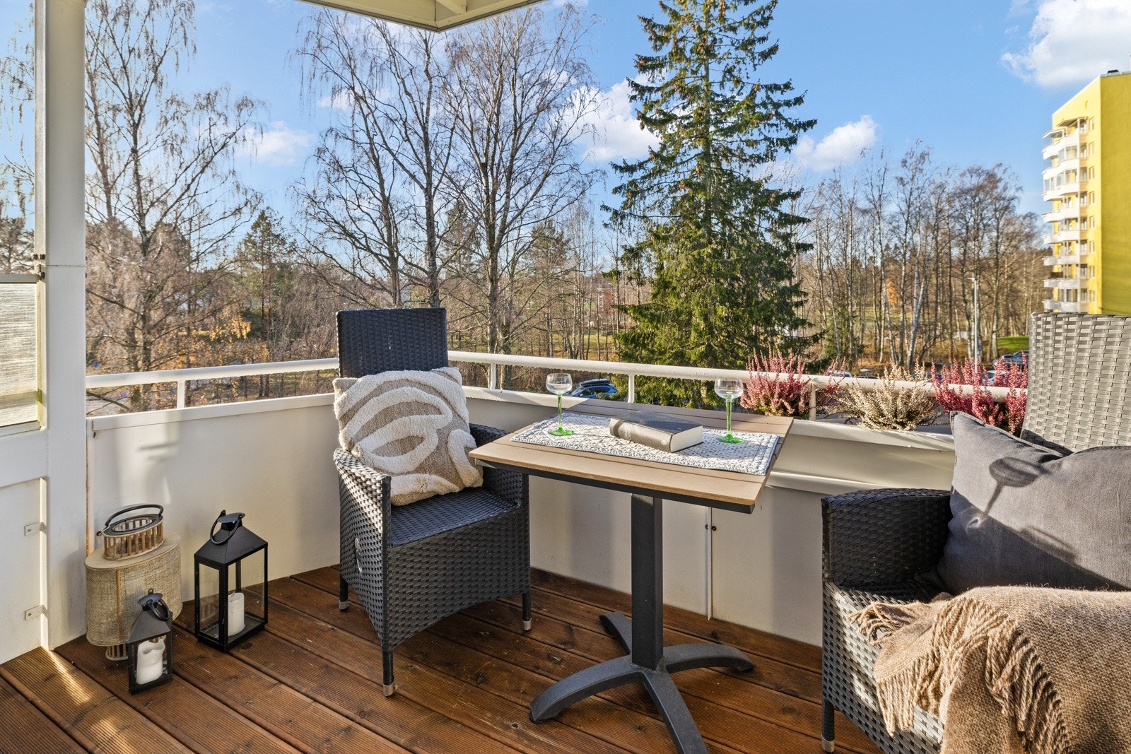 Fra stuen er det utgang til en romslig balkong hvor du får god plass til å innrede med sittegruppe og grill. Galleribilde