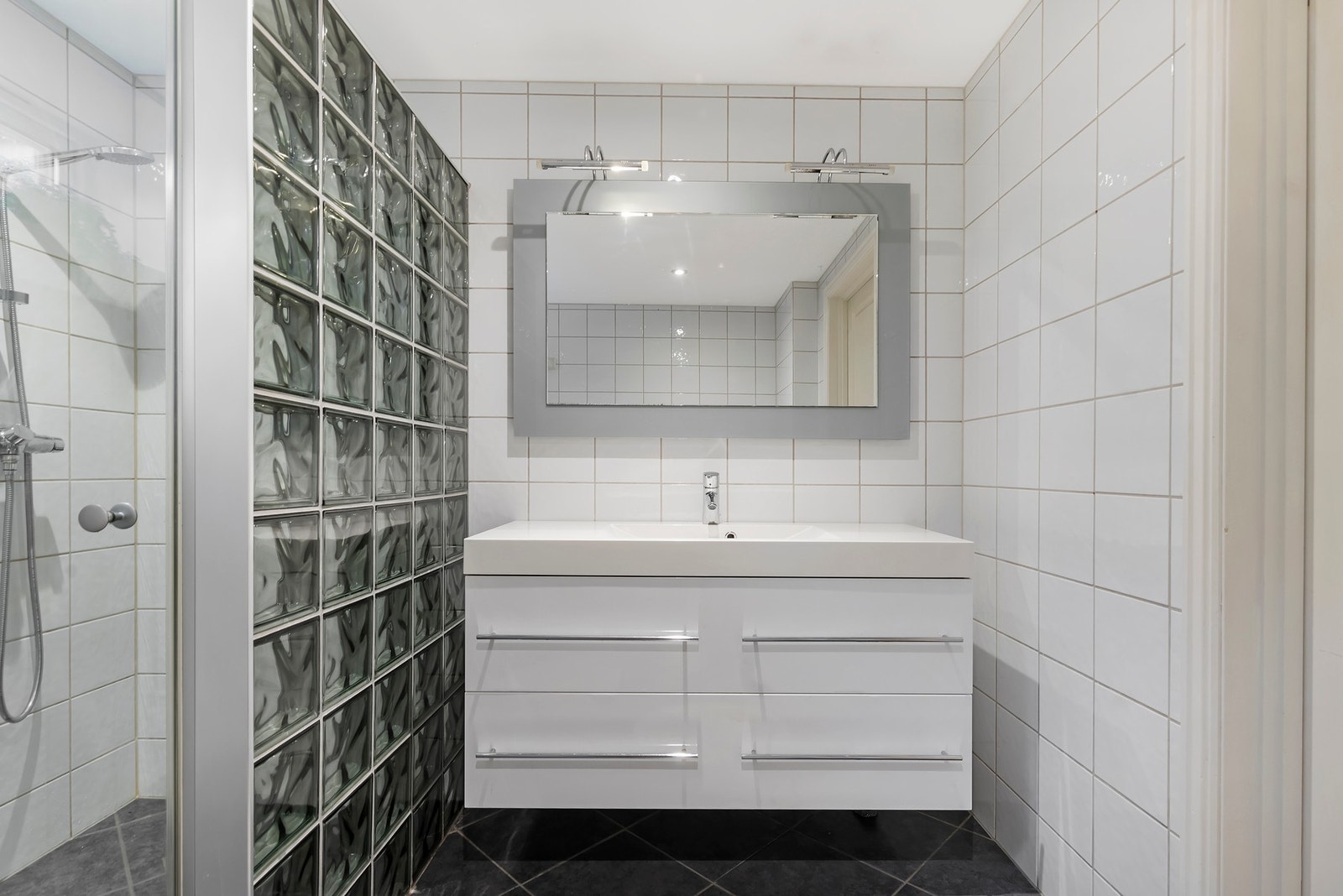 Flislagt bad med varme i gulvet Galleribilde