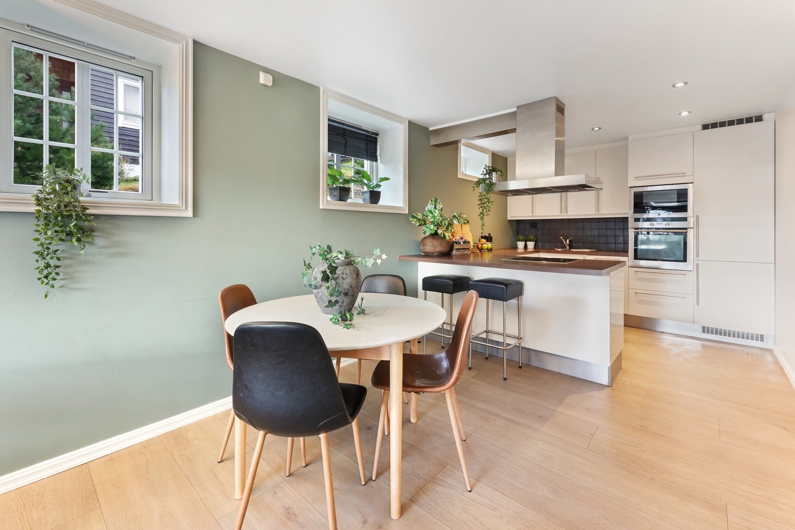 Koselig stue med moderne overflater og fine fargevalg Galleribilde