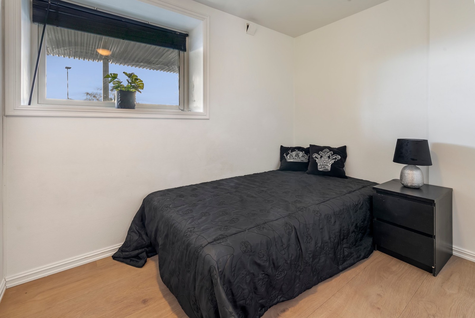 Hovedsoverom mot sør. Soverommet er delt av og omgjort til 2stk soverom Galleribilde