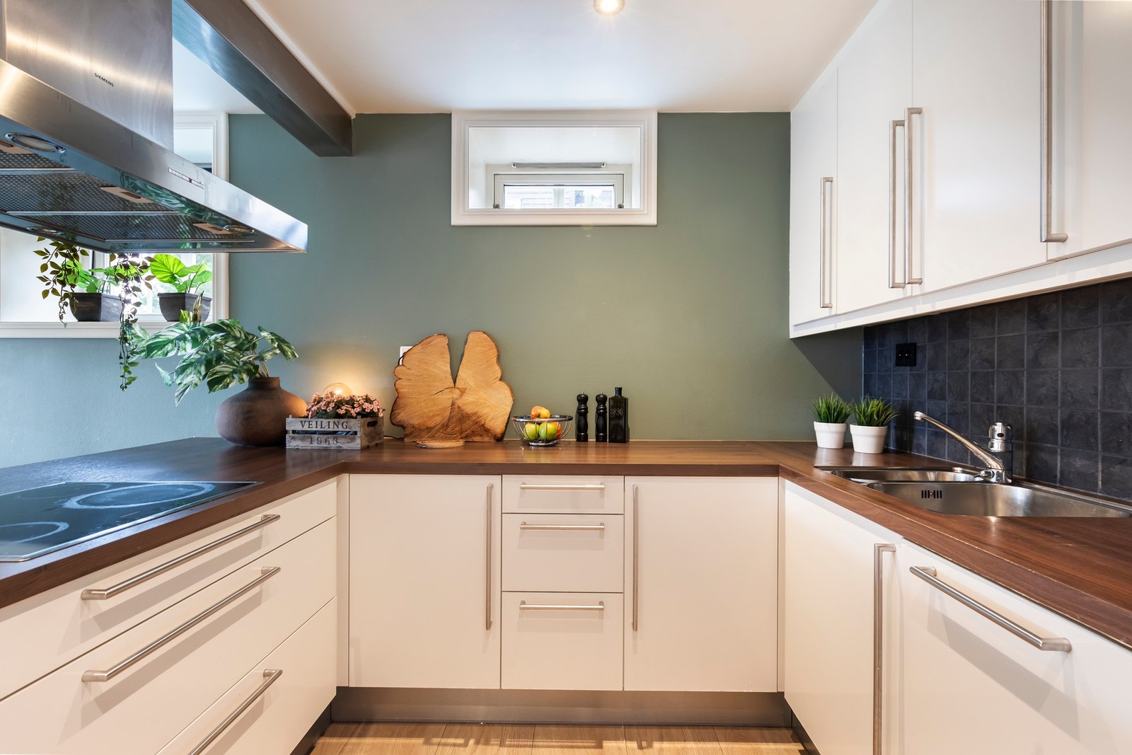 Romslig kjøkken med god benkeplass Galleribilde