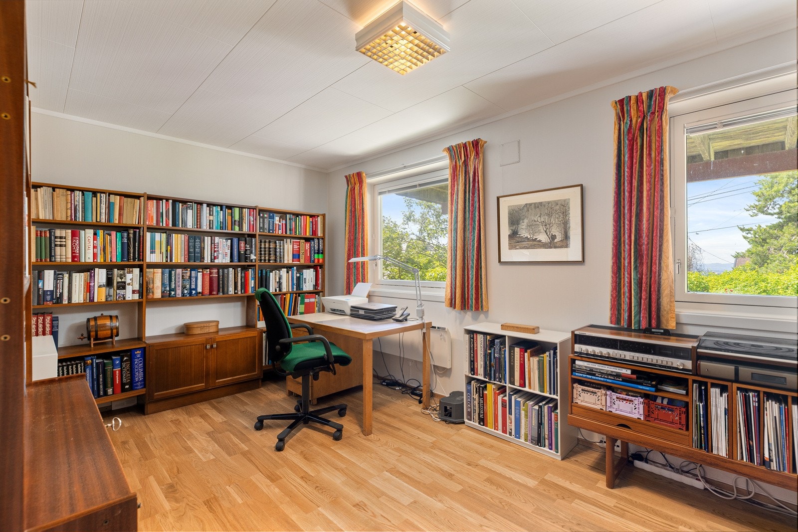 Soverommet i sokkeletasjen er innredet som et kontor og har et walk-in closet. På vinduene er det montert persienner for solskjerming. Galleribilde