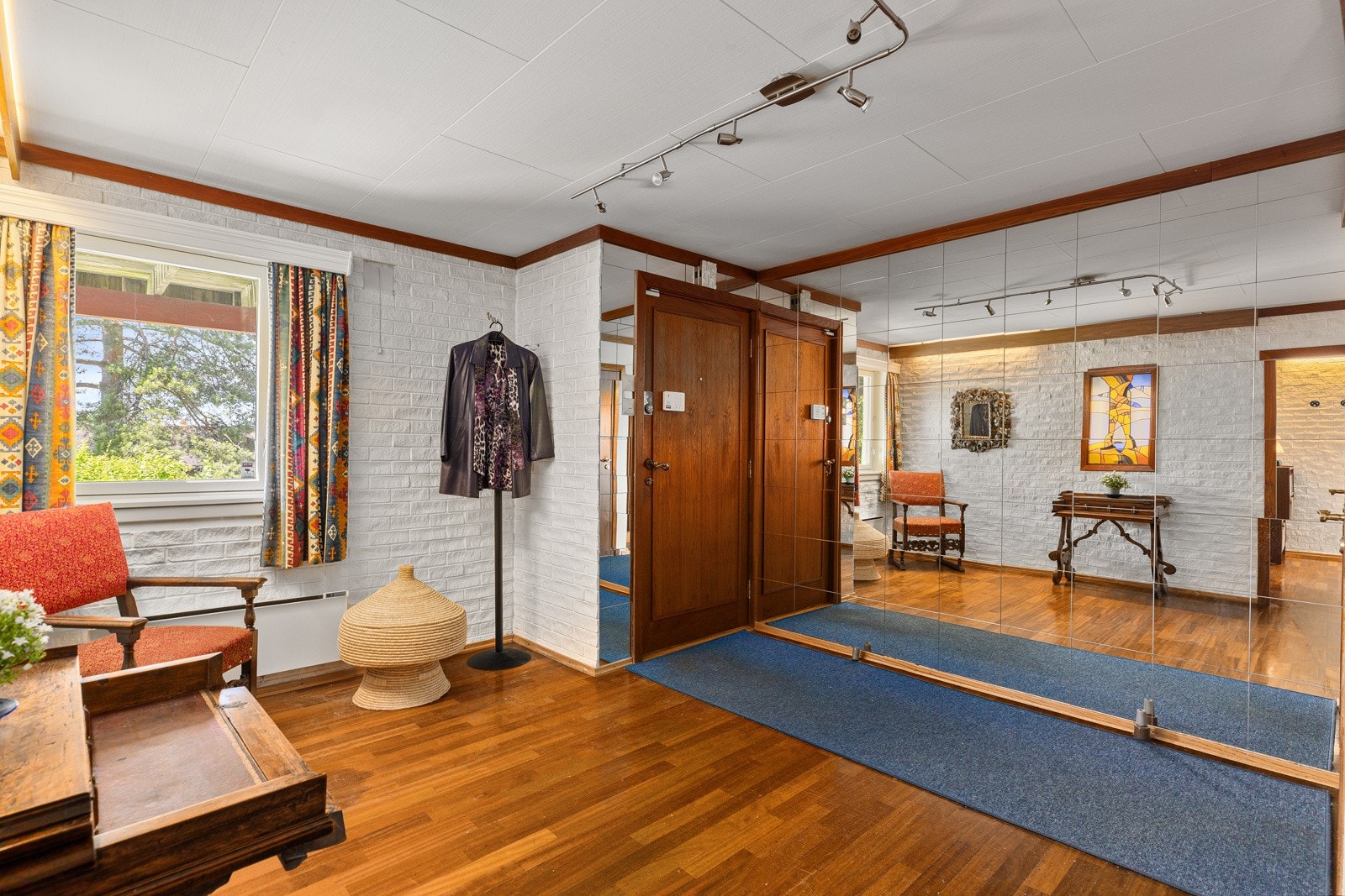Stor entré med parkett og overflater av tegl og speilfliser. Galleribilde
