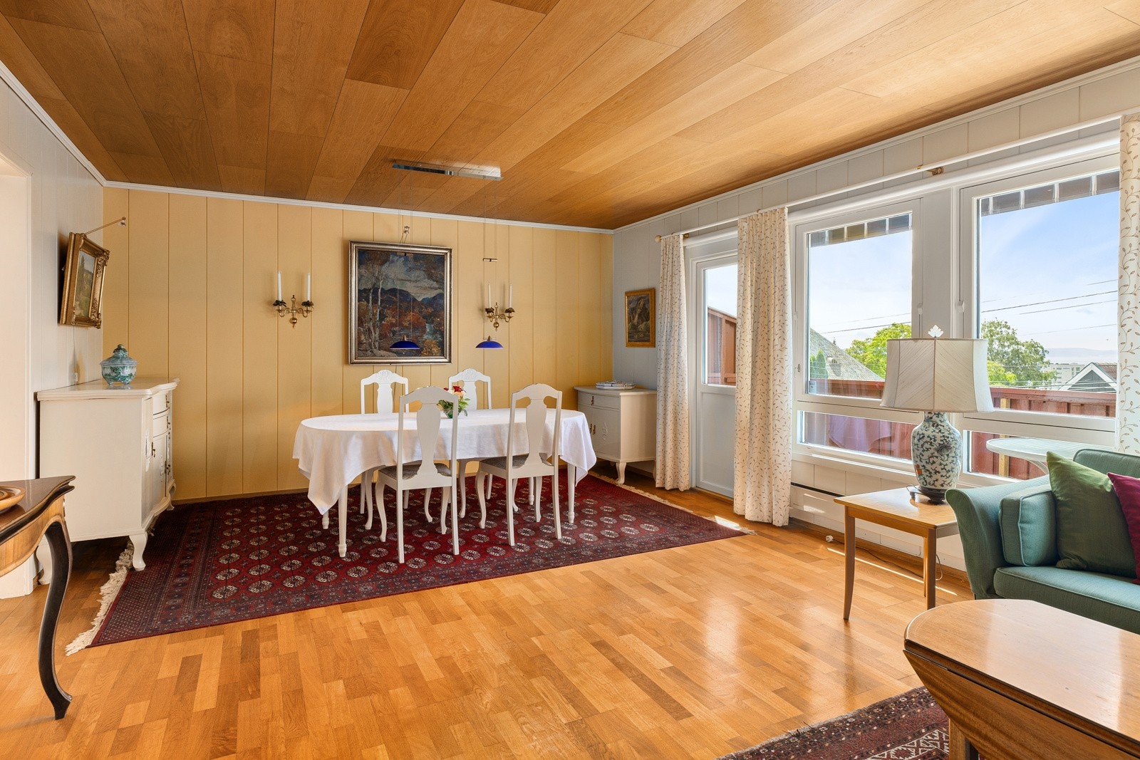 Videre er det montert solskjermingen med fjernstyring og fra stuen er det utgang til verandaen. Galleribilde
