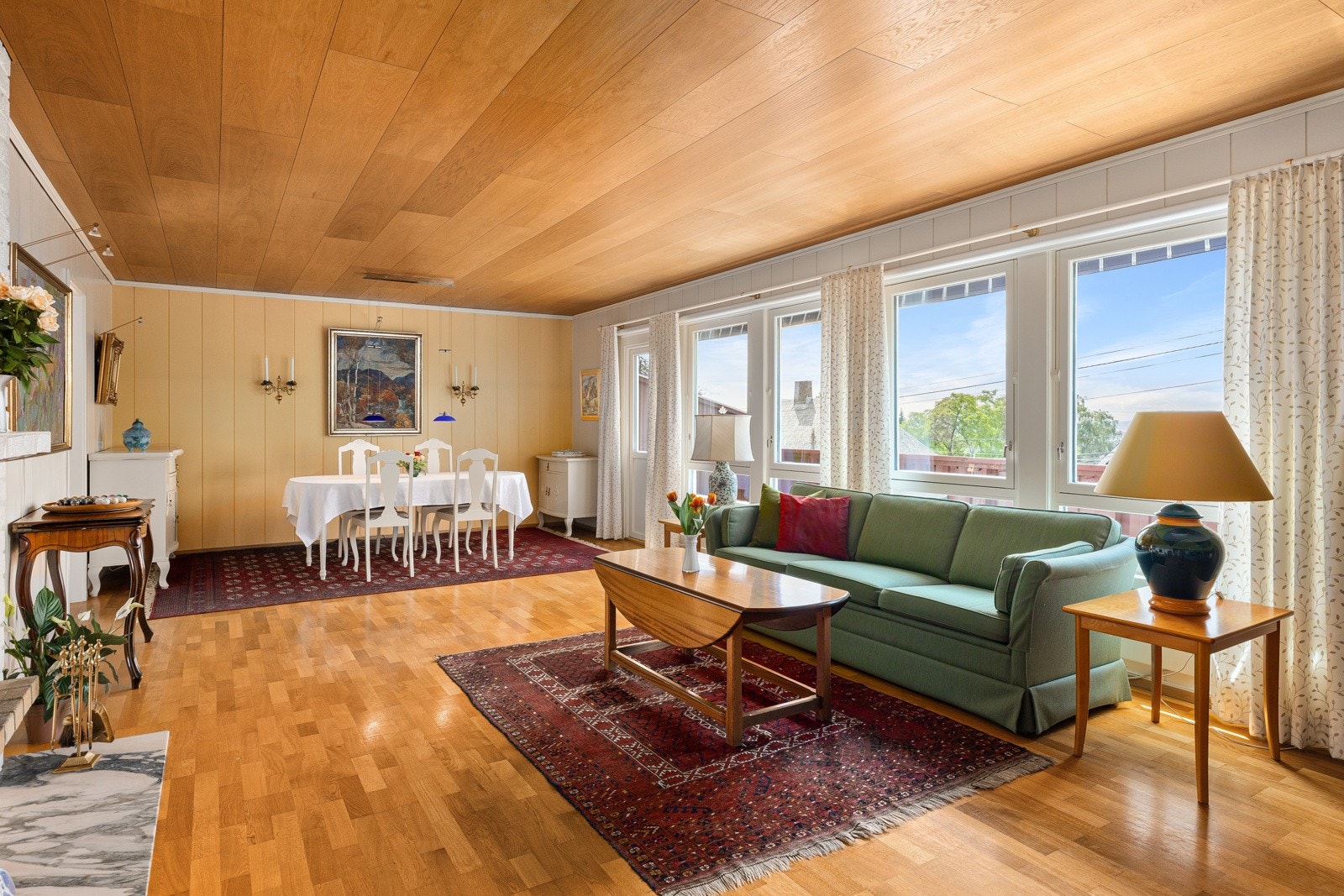 Boligen har to stuer. Stuen i 1. etasje har god plass til sofaseksjon med tilhørende møblement, bokhylle og spisebord. Galleribilde