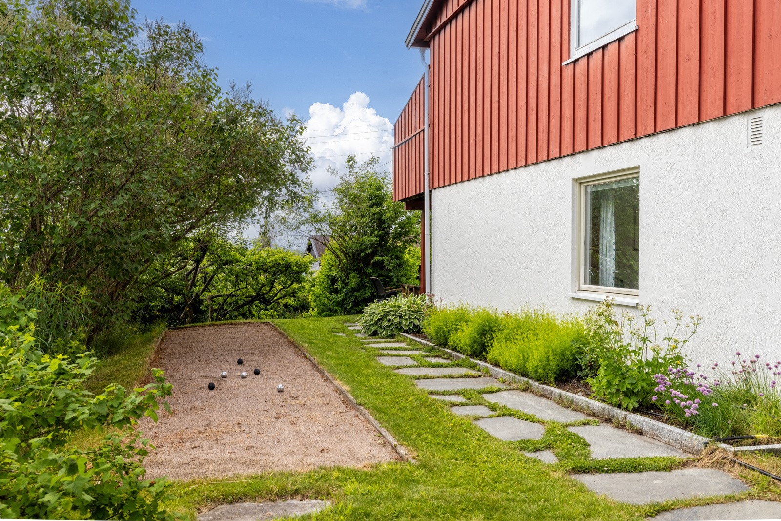 Pétanquebane i haghen Galleribilde
