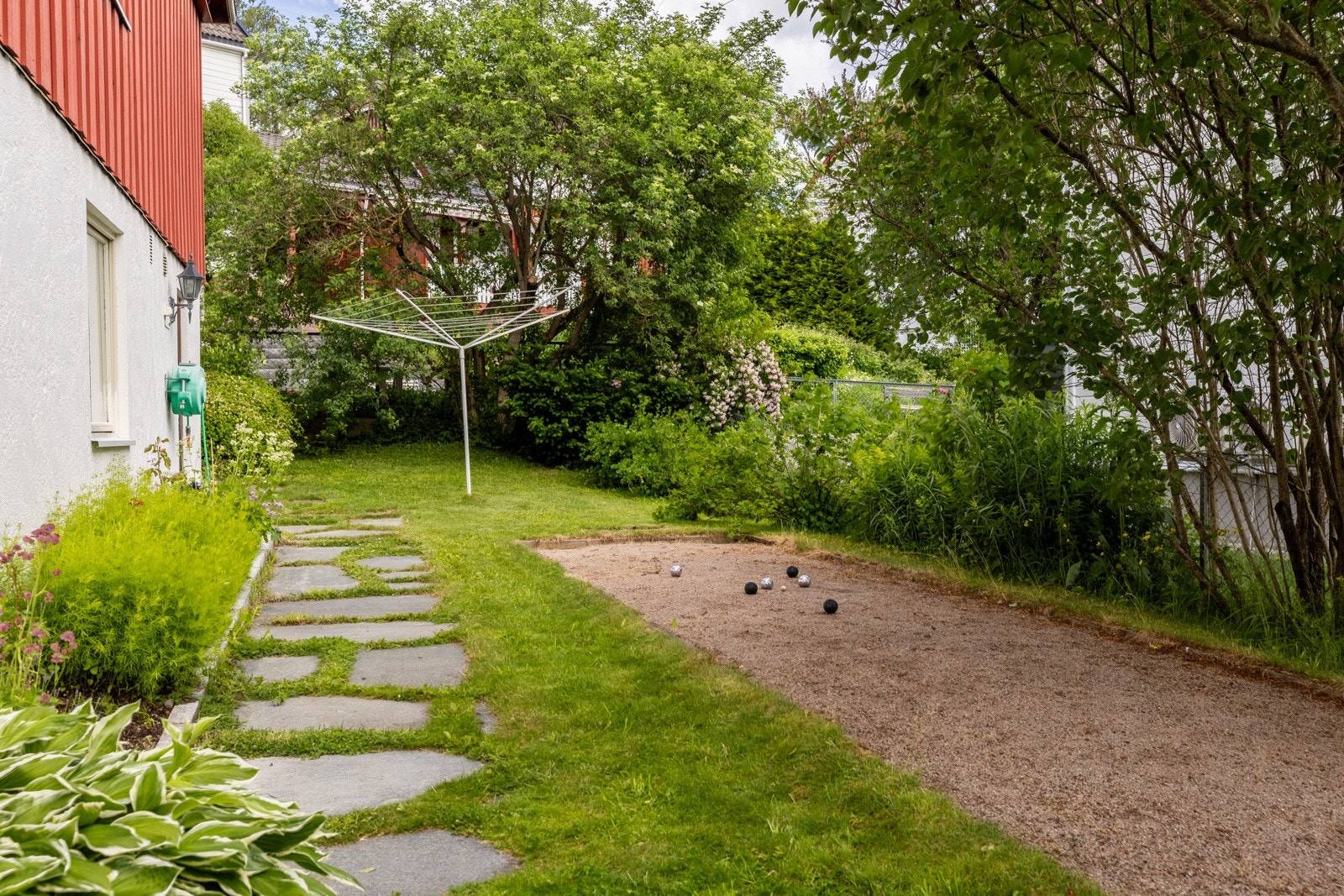 Petanque er et boulespill, som spilles med stålkuler på grus Galleribilde