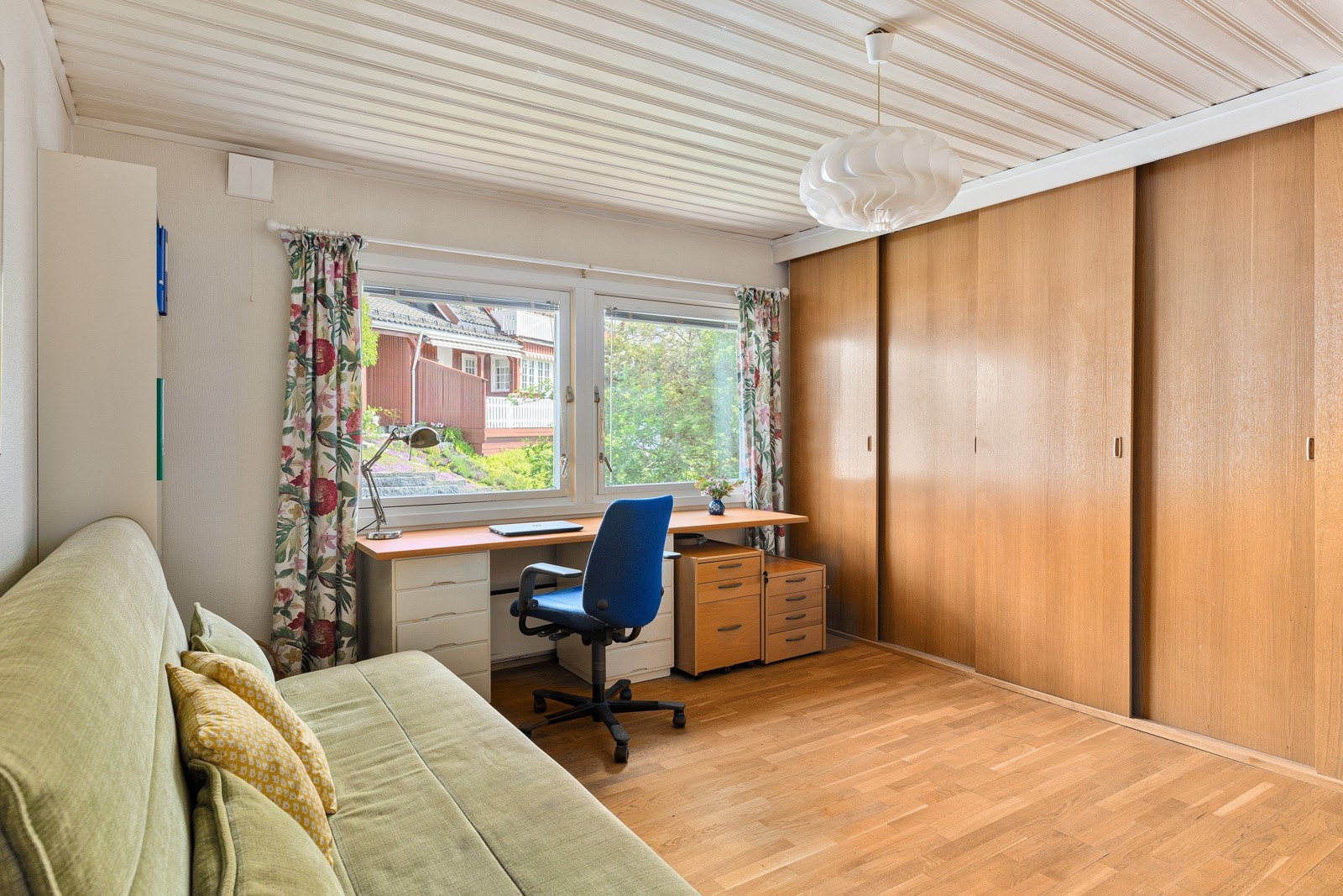 Det andre soverommet har en stor skyvedørsgarderobe. Galleribilde