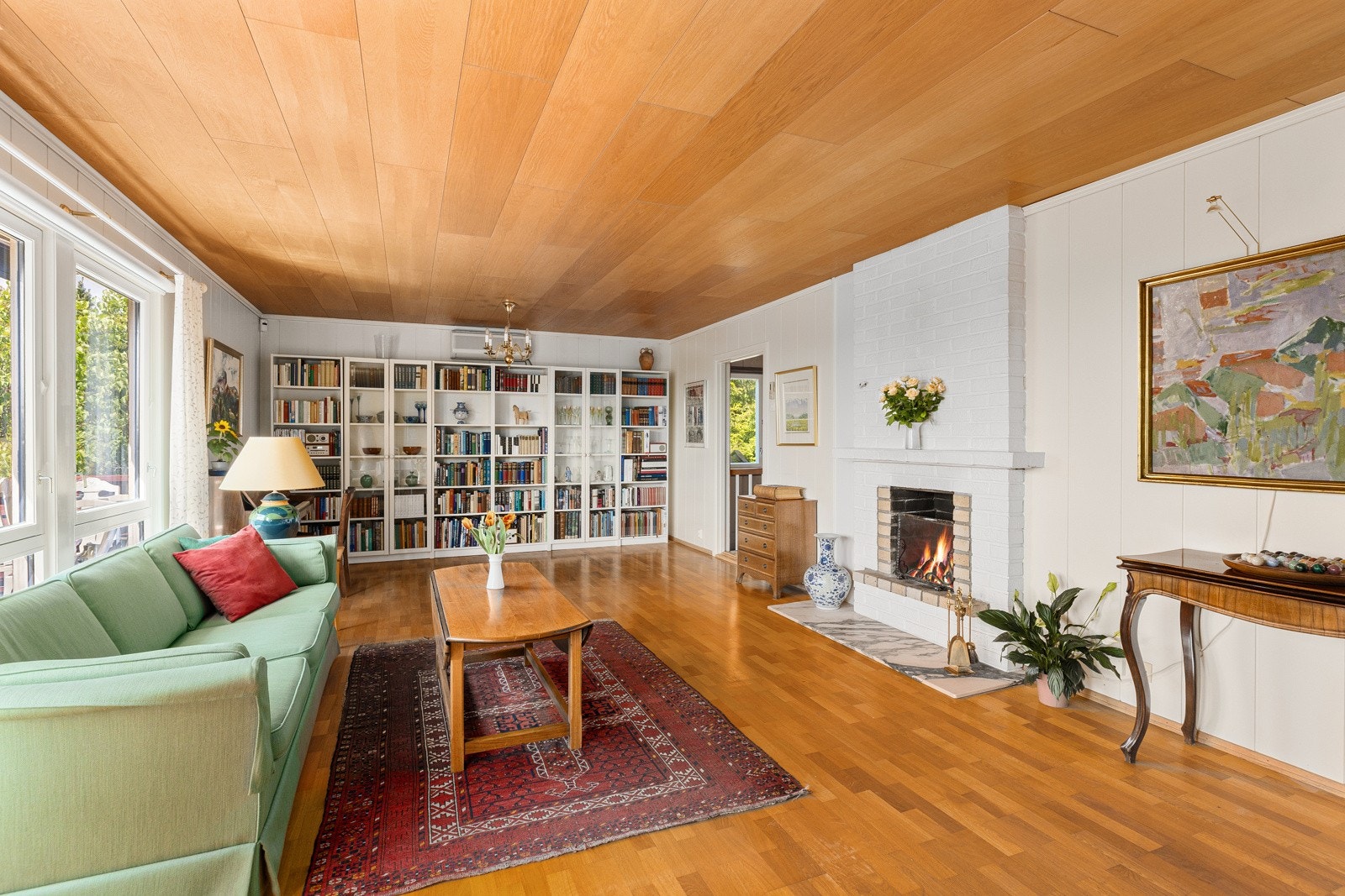 I stuen er det en peis med mursteinspipe, som vil komme godt med i vintermånedene. Galleribilde