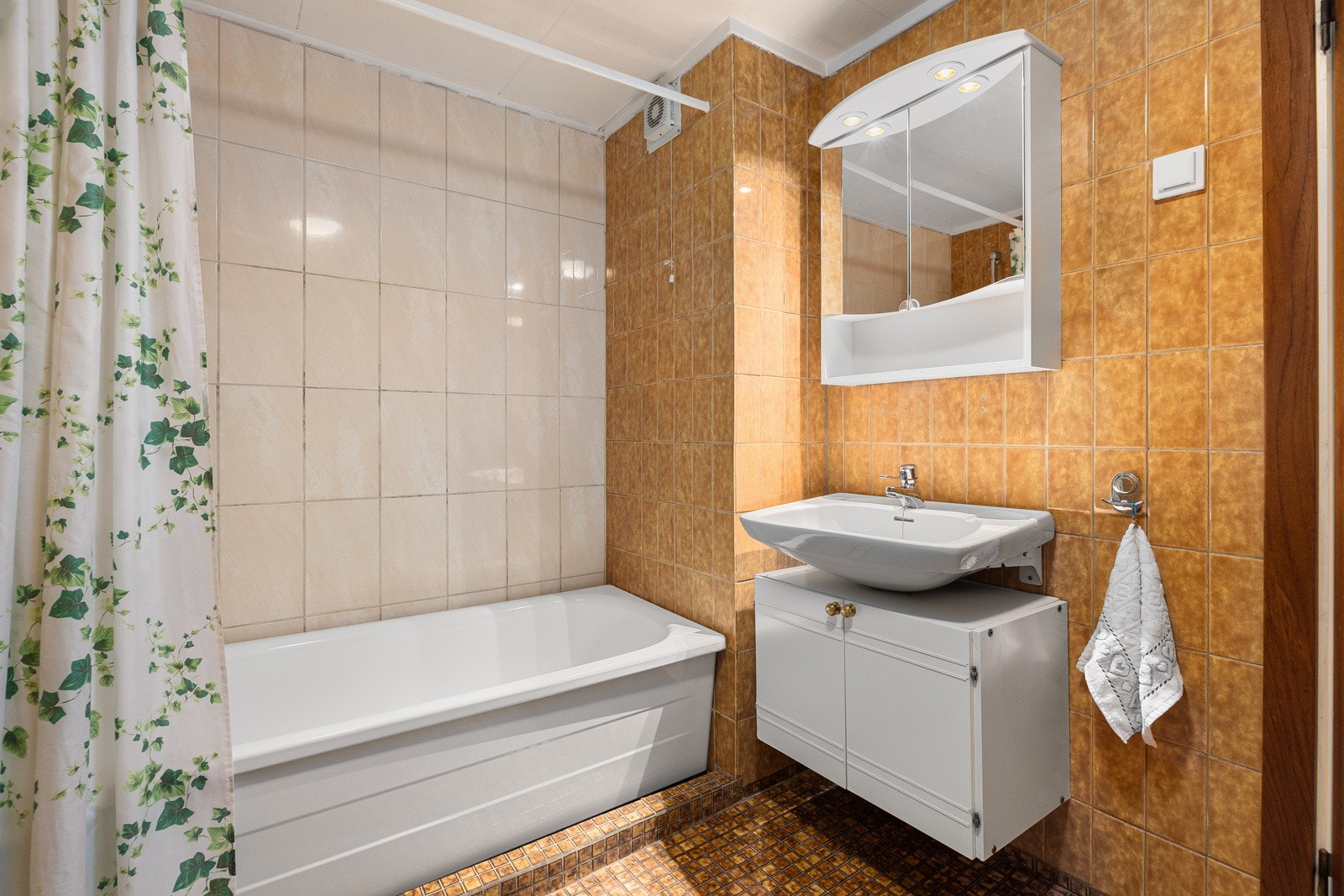 Badet har flislagt gulv med varme og flislagte overflater. Galleribilde