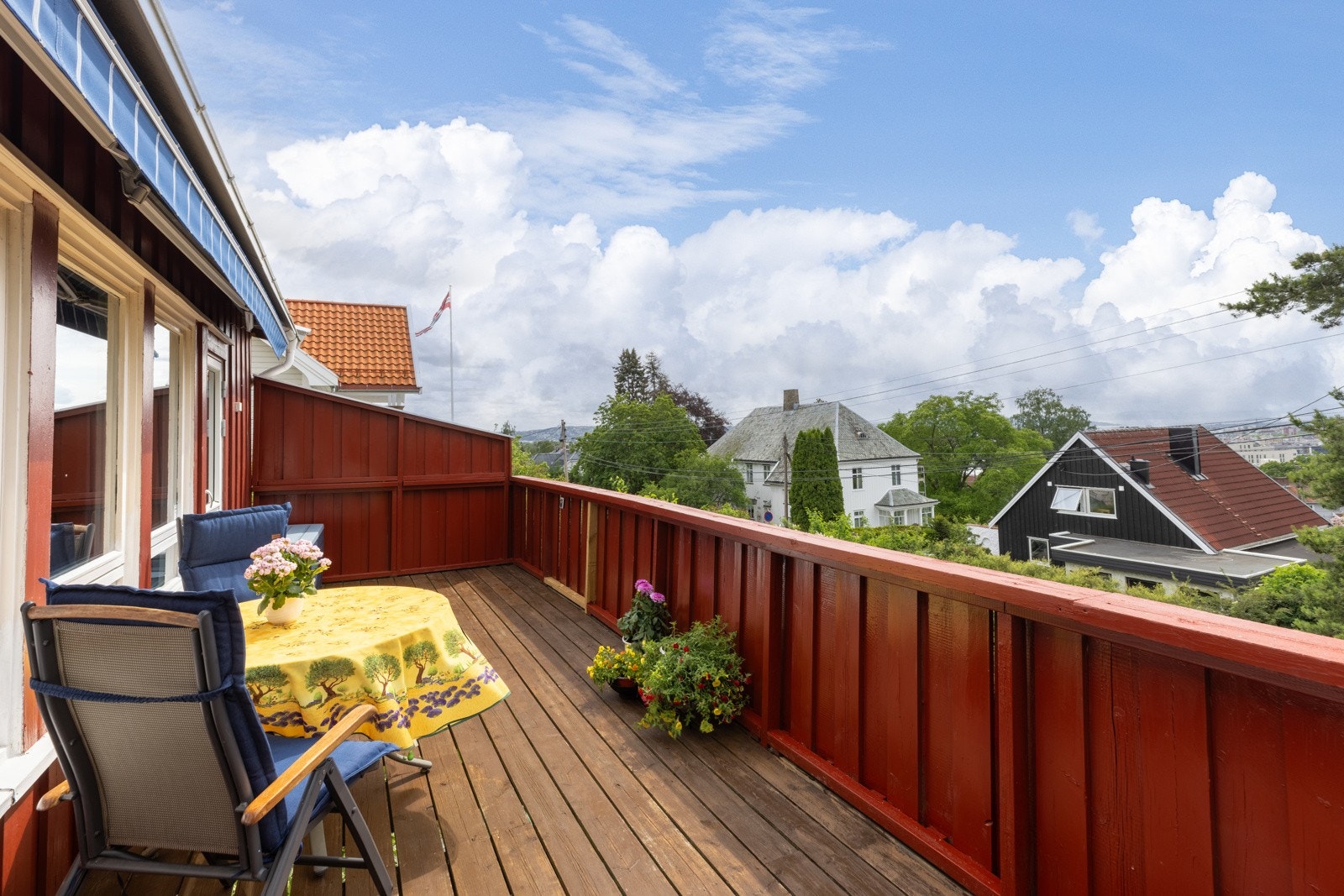 Her er det god plass til utemøblement. På verandaen er det montert stikkontakt og markise, samt en levegg. Galleribilde