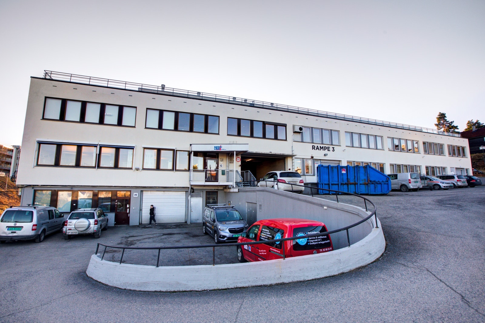 Kjøreport til lageret er helt til høyre på bildet, samt felles kjøregang for bygget (se midt på bildet). Galleribilde