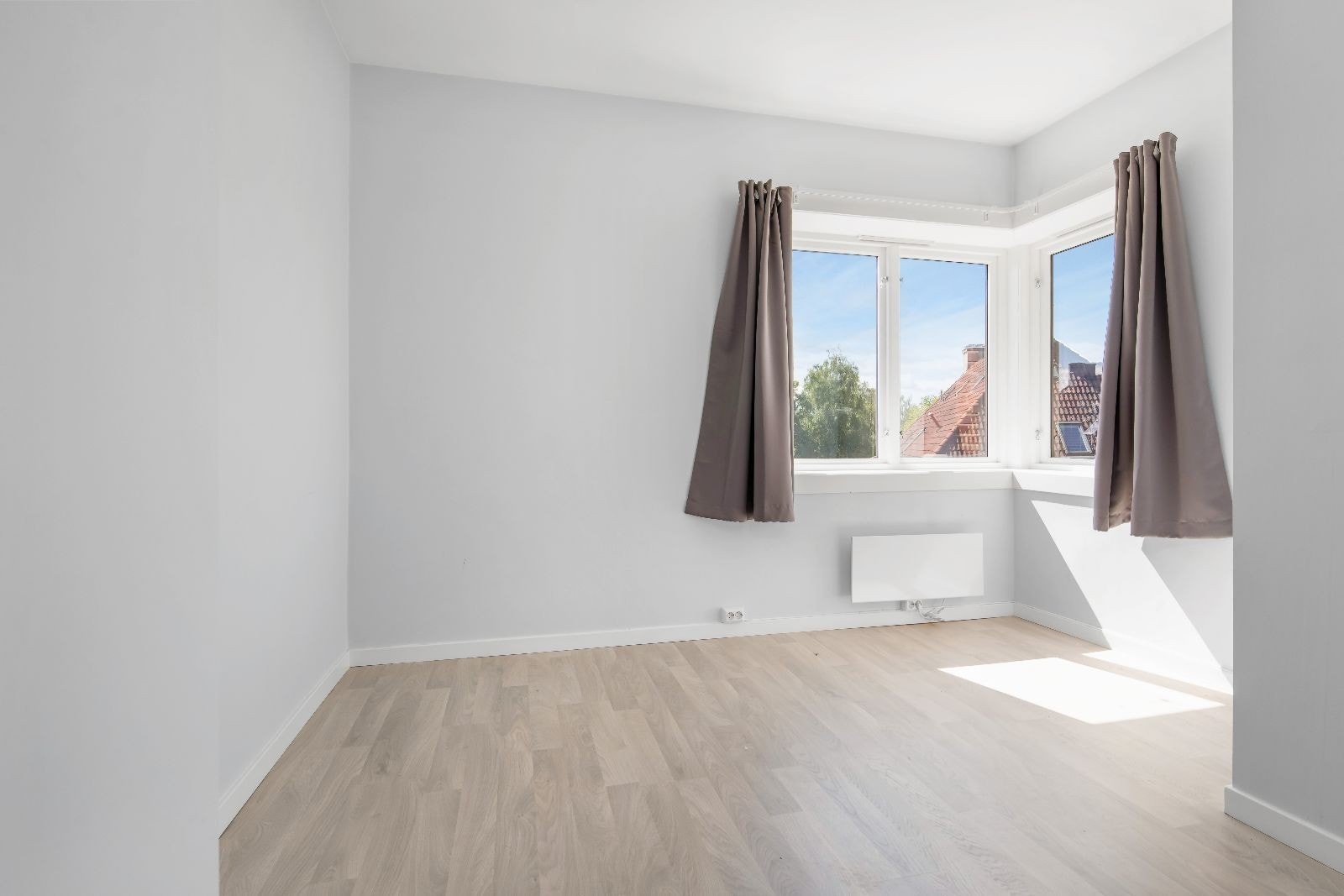 Soverom 2 med plass til dobbeltseng og garderobeskap. Galleribilde