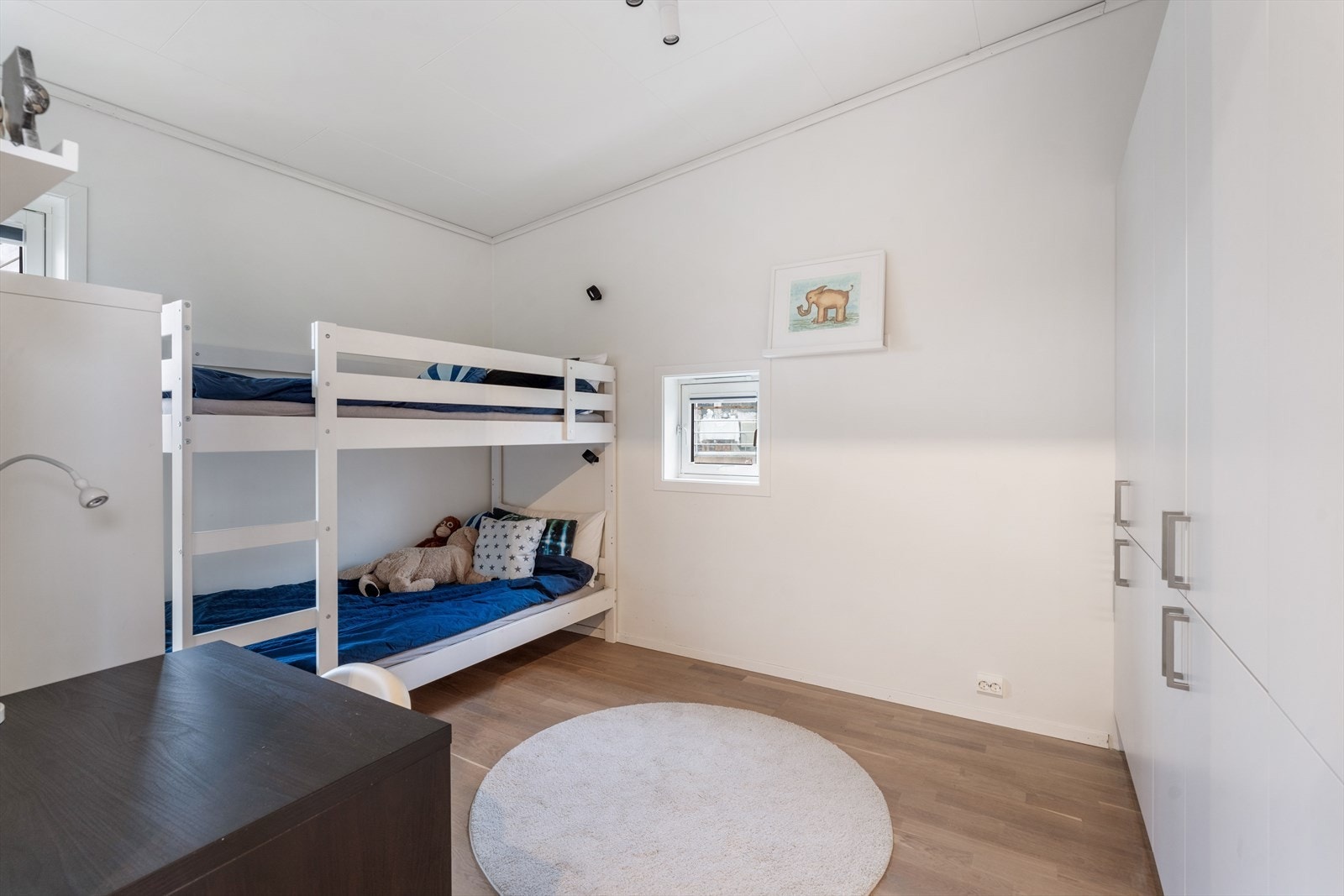 Romslig hovedsoverom innredet som barnerom. Nye måltilpasset plissegardiner fra 2024 Galleribilde