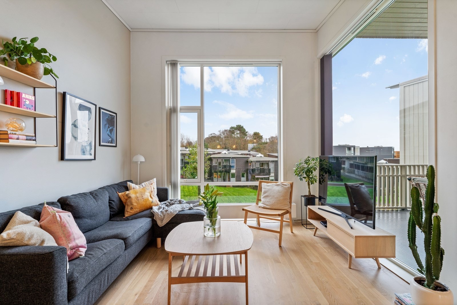 Stue med god takhøyde og store vinduer som slipper inn mye naturlig dagslys Galleribilde