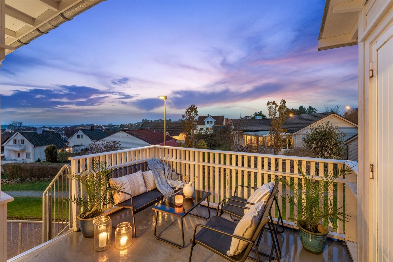 Balkong med kveldsol og flott utsikt. Galleribilde