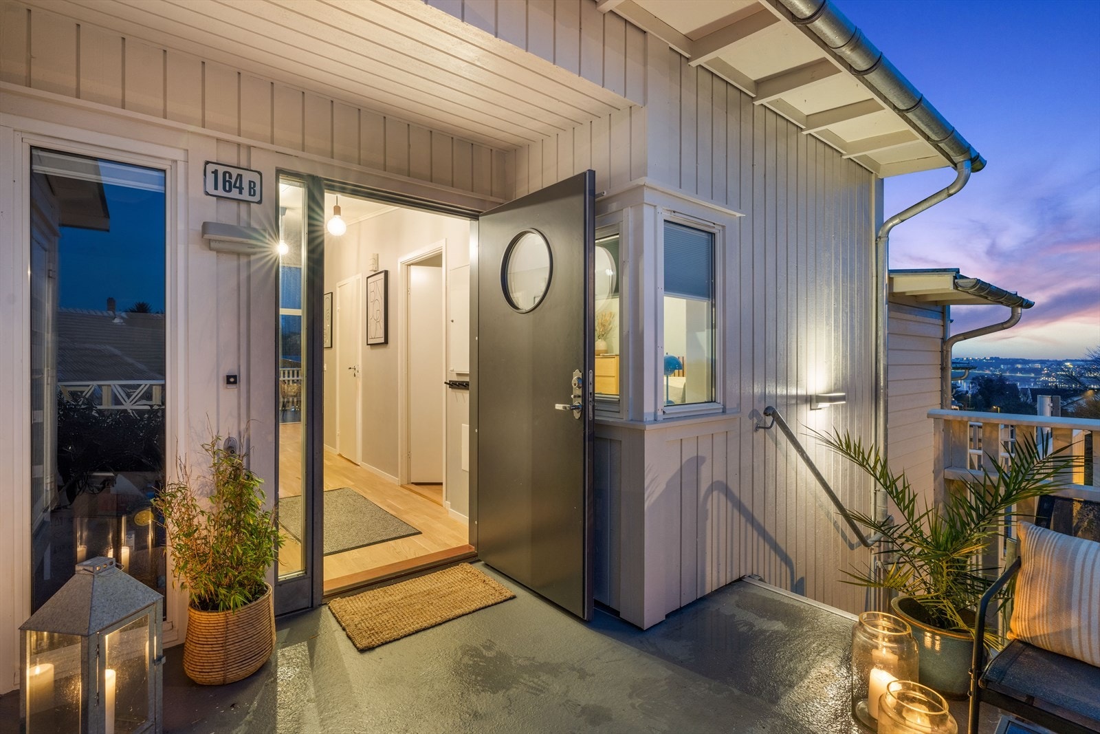 Balkong ved inngangsparti med kveldsol og utsikt. Fast parkering i garasjeanlegg like ved. Galleribilde