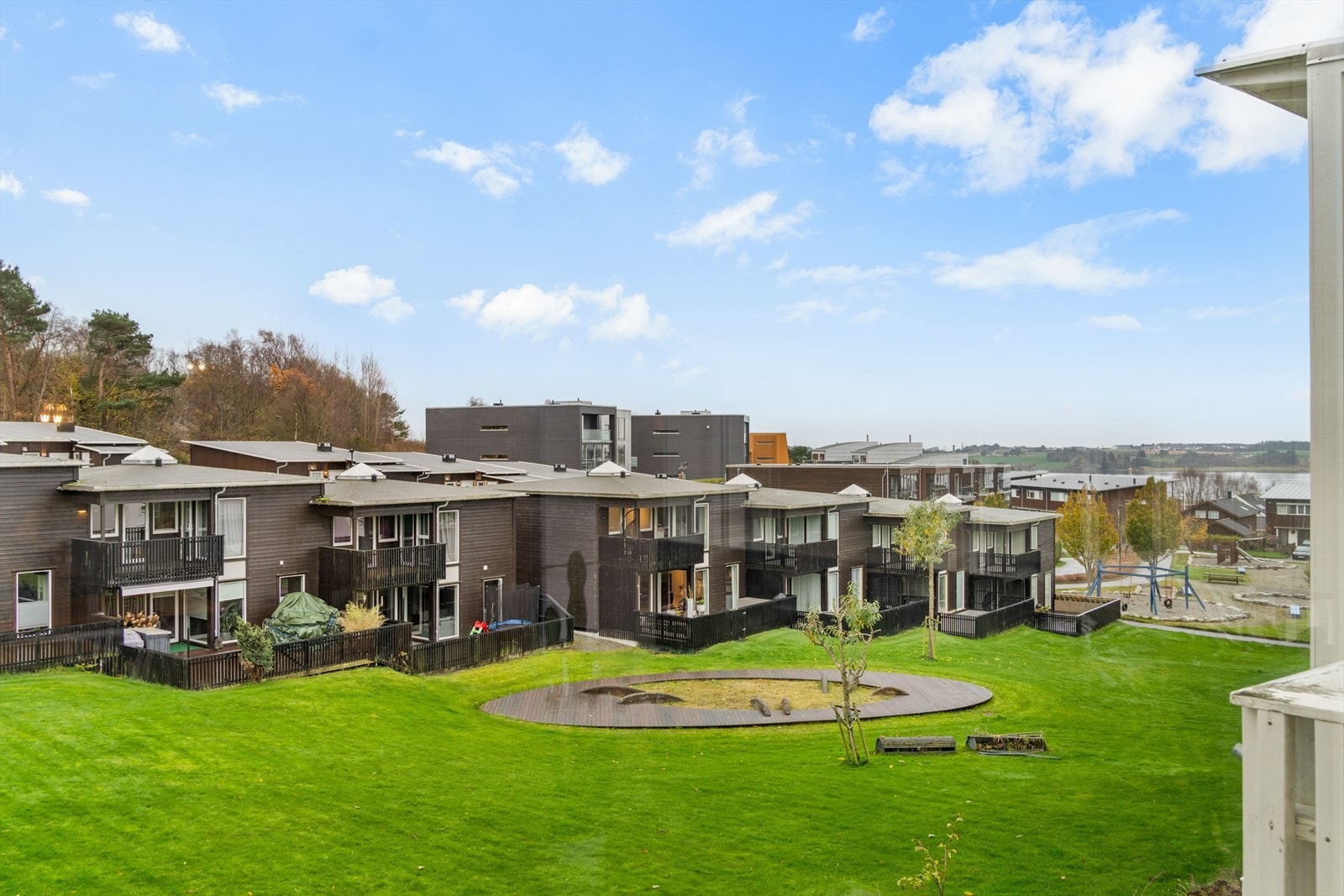 Fellestomt som er opparbeidet gjennom borettslaget. På fremsiden av boligene er det er stort og flott friområde. Galleribilde