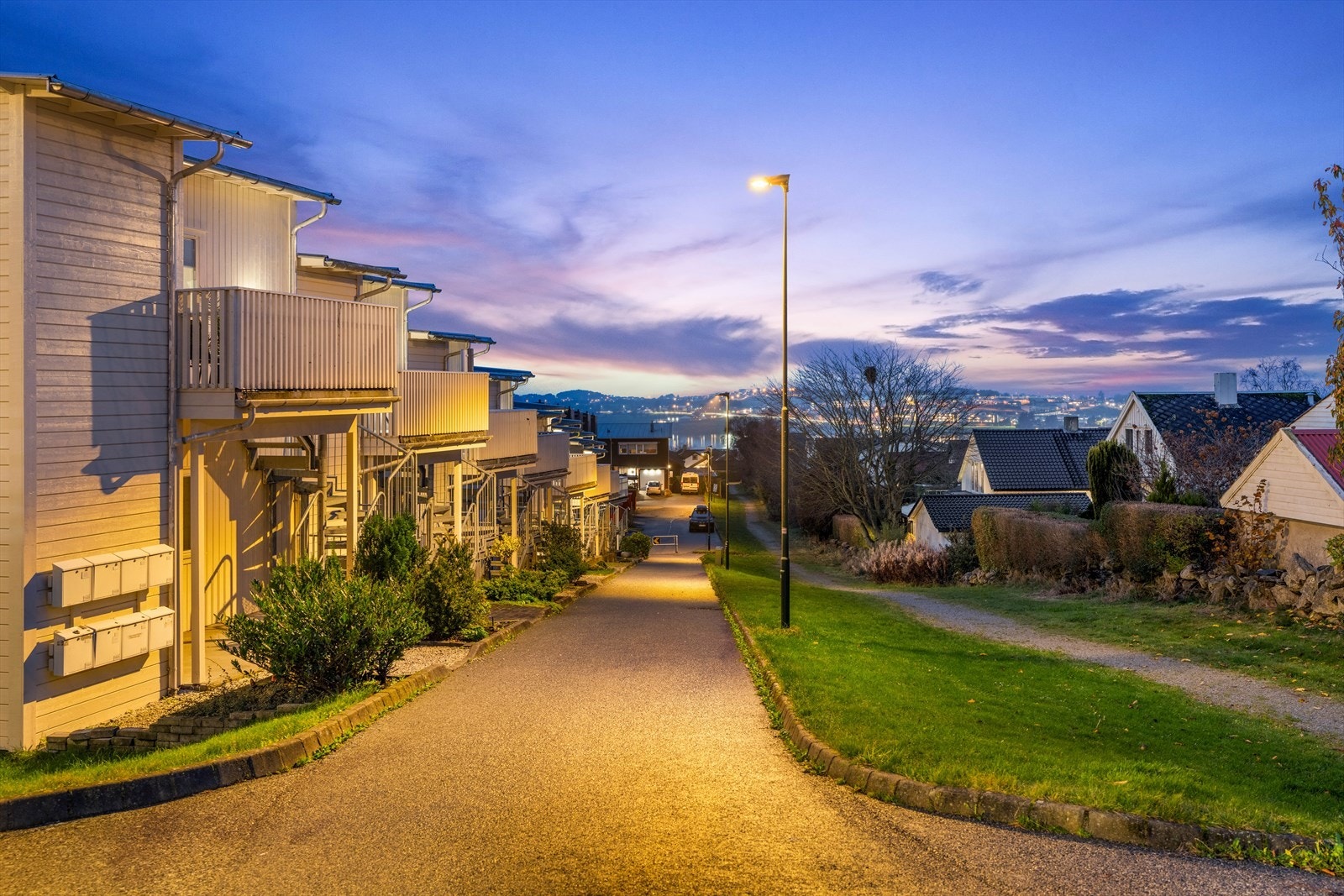 Leiligheten ligger i et ettertraktet område omkranset av friarealer og moderne småhusbebyggelse Galleribilde