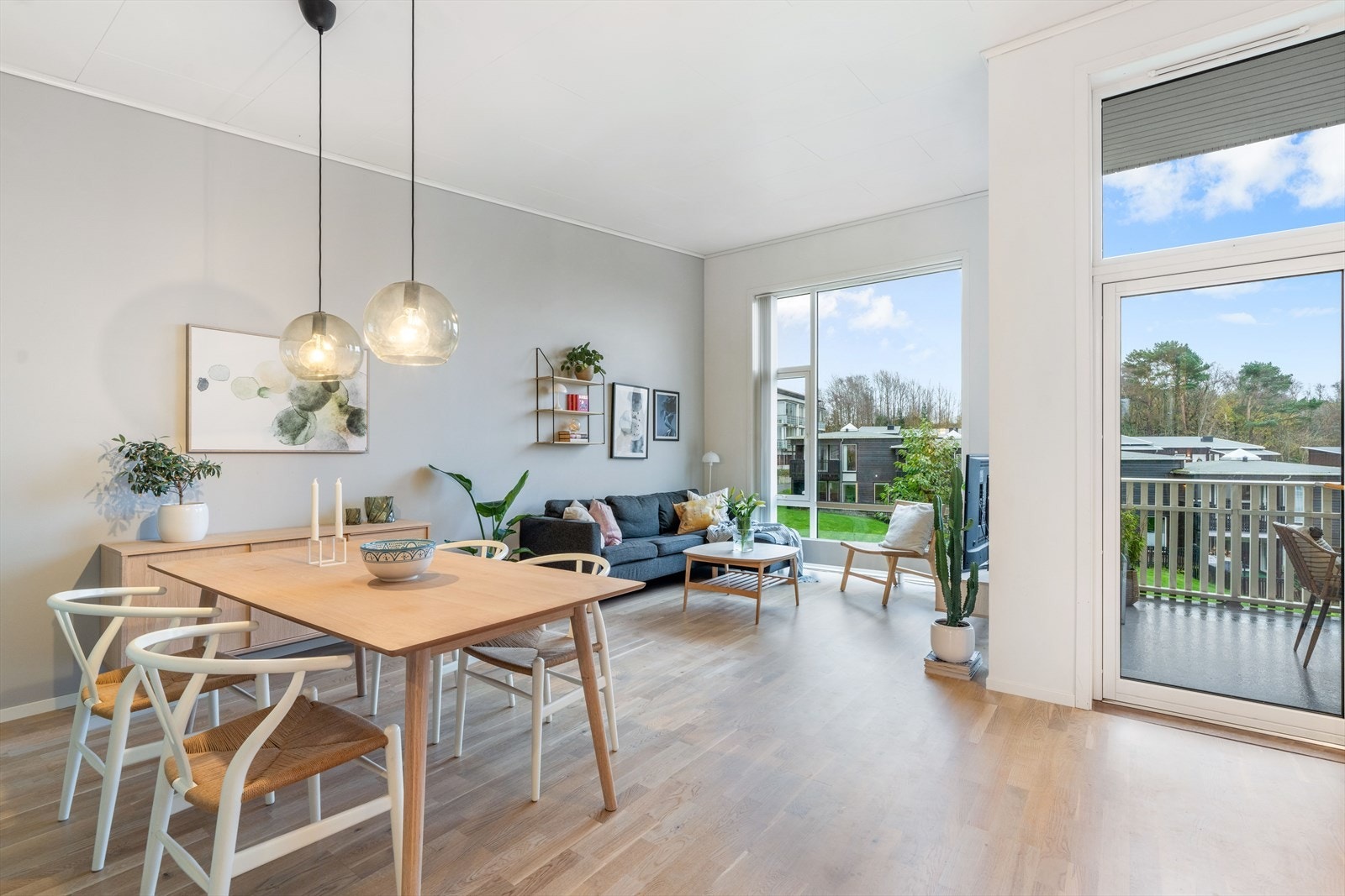 Det er god plass til sofagruppe og spisebordsgruppe Galleribilde