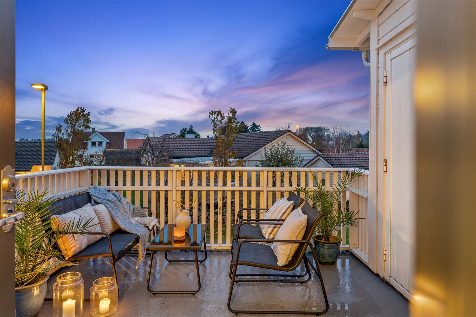 Praktisk utvendig bod ved inngangsparti som er isolert og med varme i gulv. Galleribilde