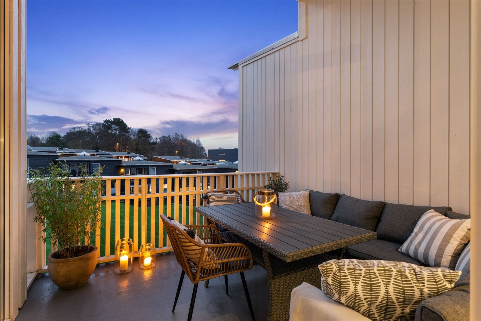 Skjermet og sørvendt balkong med gode solforhold Galleribilde