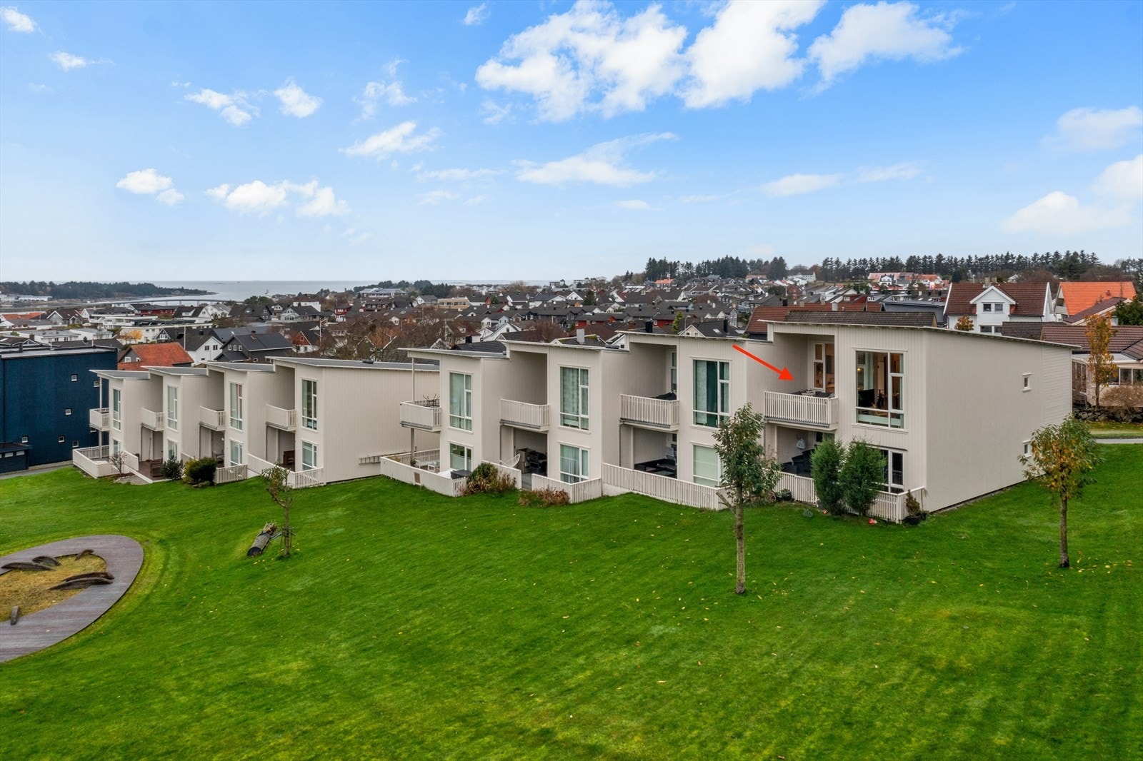 Leiligheten ligger i et nyere boligfelt på Søra Bråde. Et ettertraktet område omkranset av friarealer og moderne småhusbebyggelse. Boligen ligger barnevennlig til og grenser mot flotte grøntarealer. Galleribilde