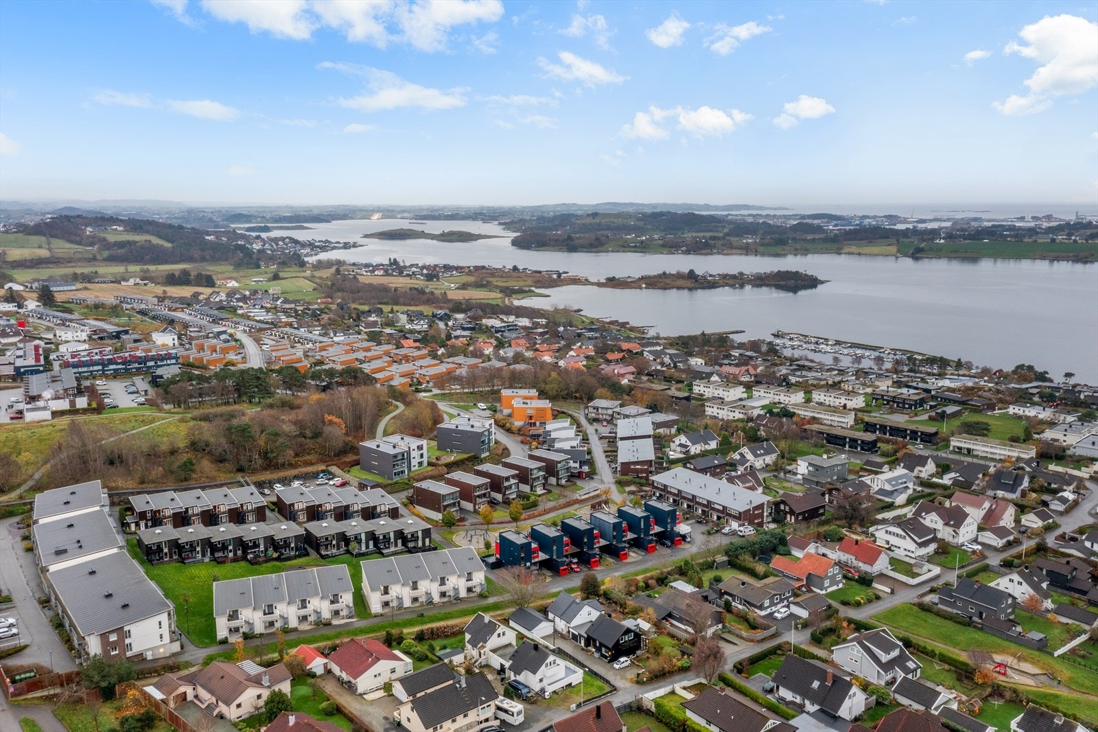 Nærmiljøet kan by på fantastiske friområder og turmuligheter. Blant annet kan det nevnes fine turstier langs sjøen ved Hafrsfjord. Det er også kort avstand til Stokkavannet og Hålandsvannet som har lysløype på kveldstid og hyggelig badeplass om sommeren. Galleribilde