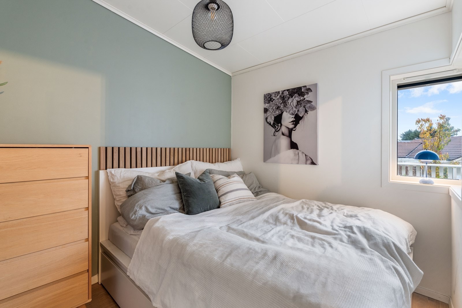 Lyst soverom med spilevegg og måltilpasset plissegardiner fra 2024 Galleribilde