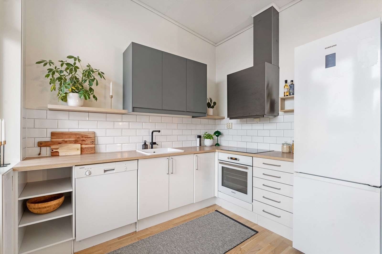 Pent og tidløst kjøkken. Nytt overskap og hyller fra 2024. Galleribilde