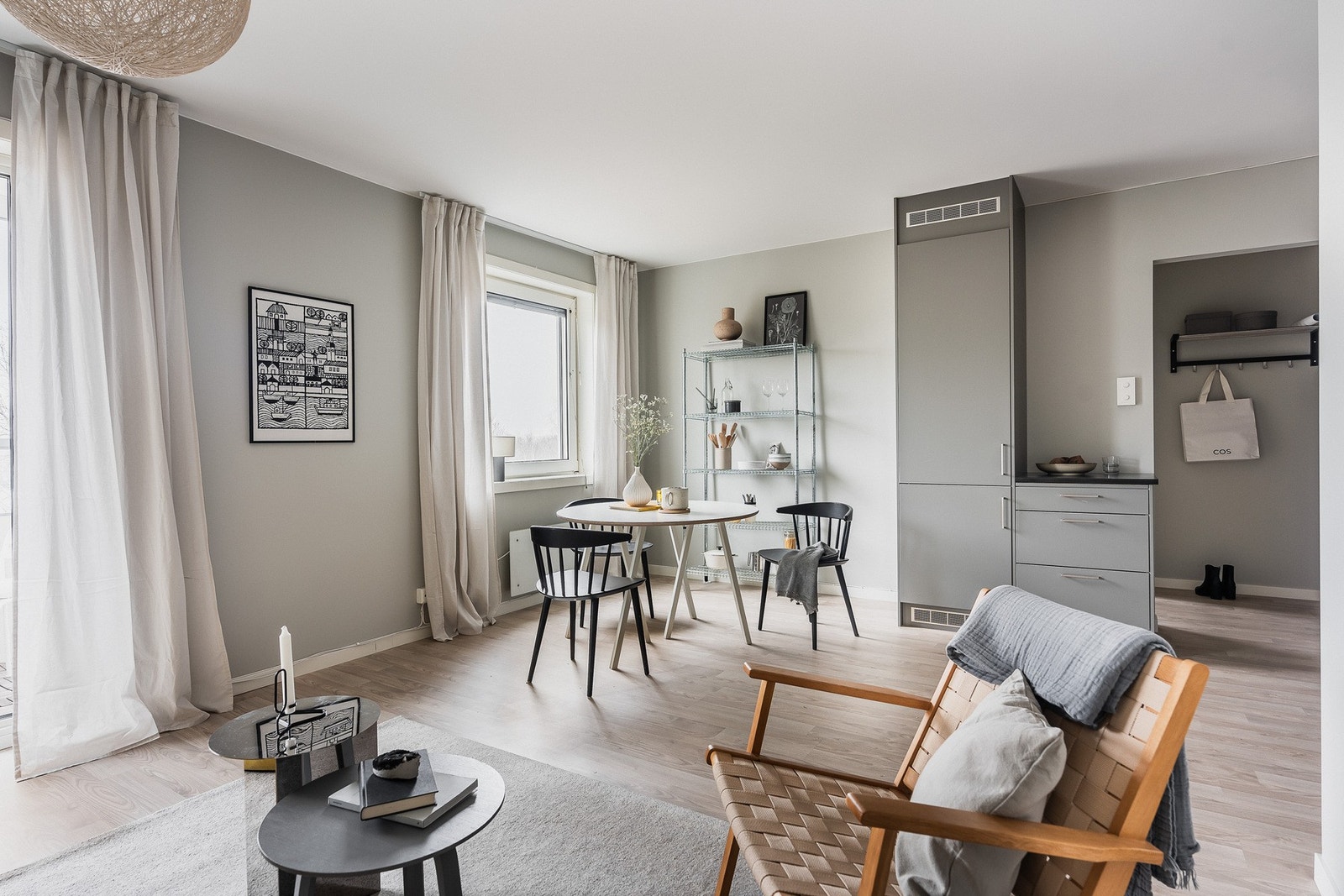 Hele leiligheten er malt høsten 2024; holdt i en dus og tidsriktig fargepalett. Galleribilde