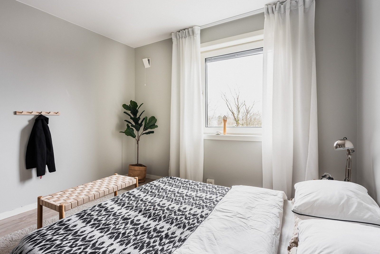 Hovedsoverommet innredes enkelt med både dobbeltseng og annet møblement. Galleribilde