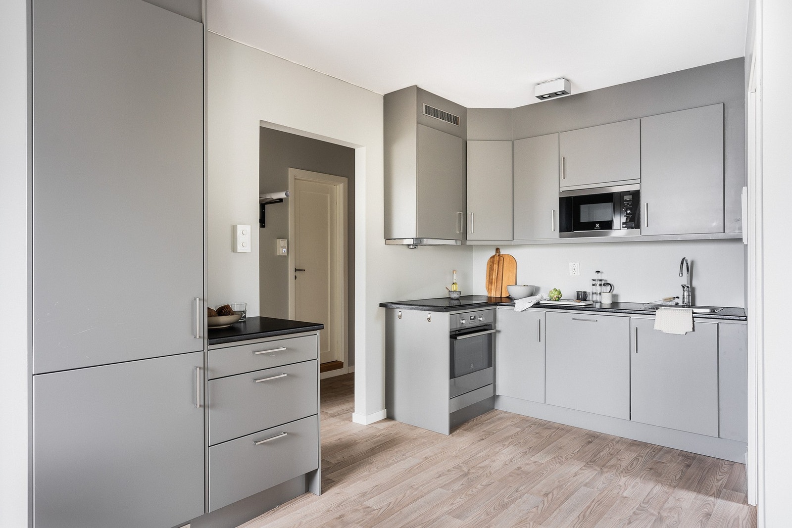 Alle hvitevarer er integrert, og inkluderer en mikrobølgeovn i praktisk høyde. Galleribilde