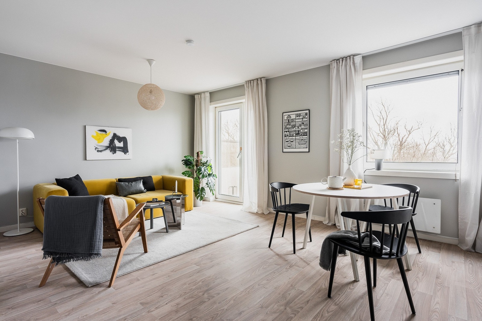 Fint lysinnslipp og ekstra god takhøyde bidrar til en herlig og luftig atmosfære i stuen. Galleribilde